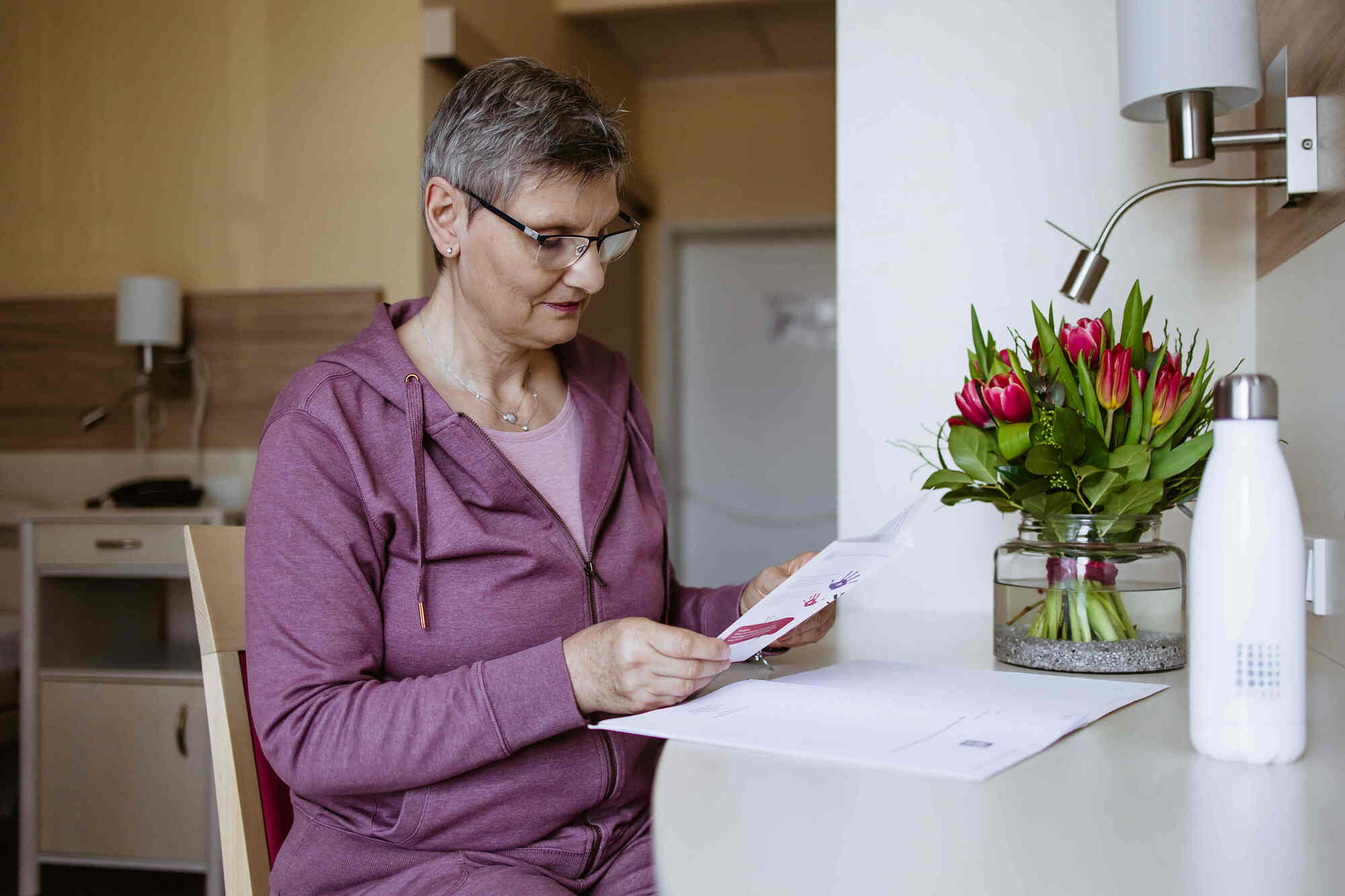 Patientin der Wicker Klinik liest eine Broschüre in ihrem Einzelzimmer
