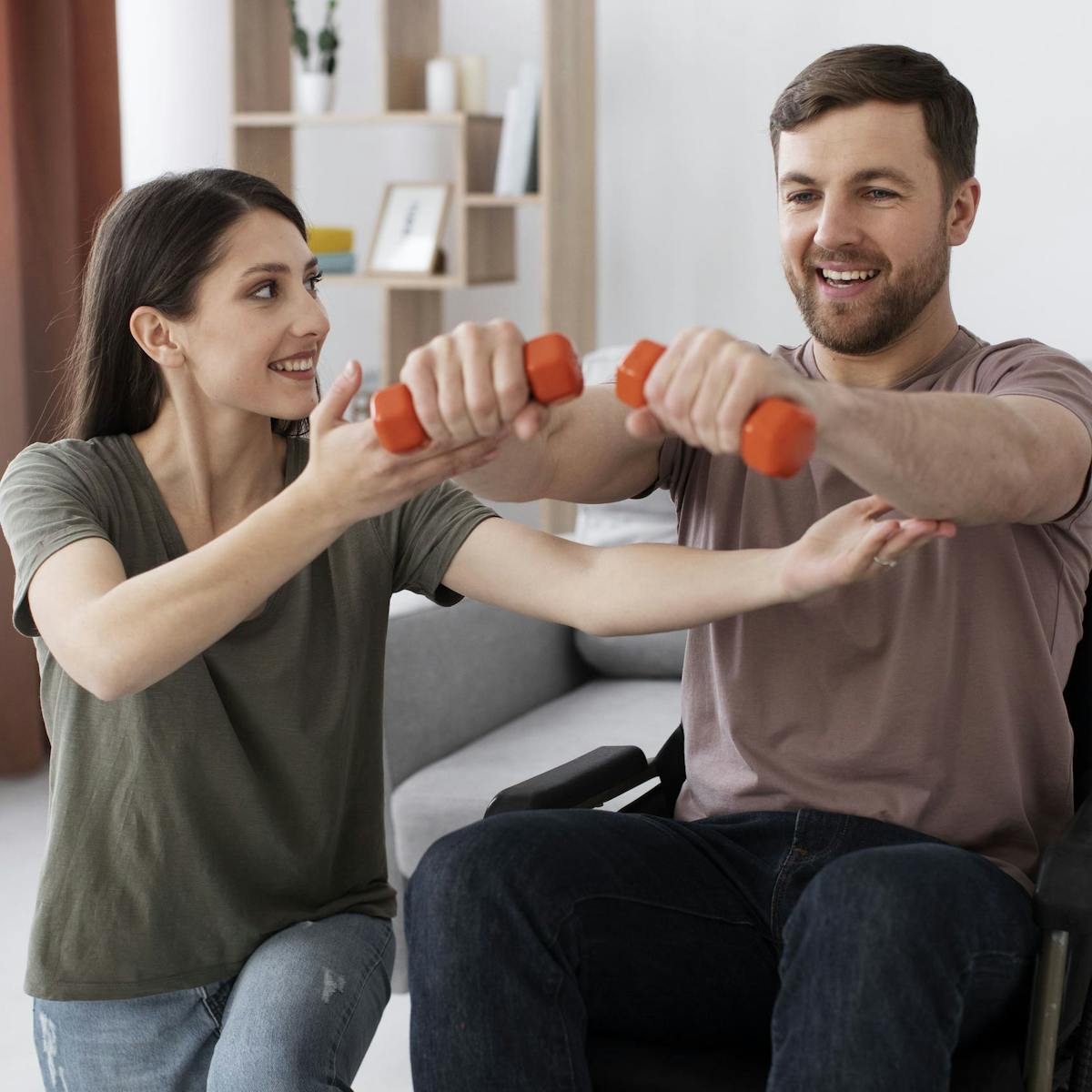 Querschnittgelähmter Mann hebt Gewichte mit Unterstützung einer Physiotherapeutin