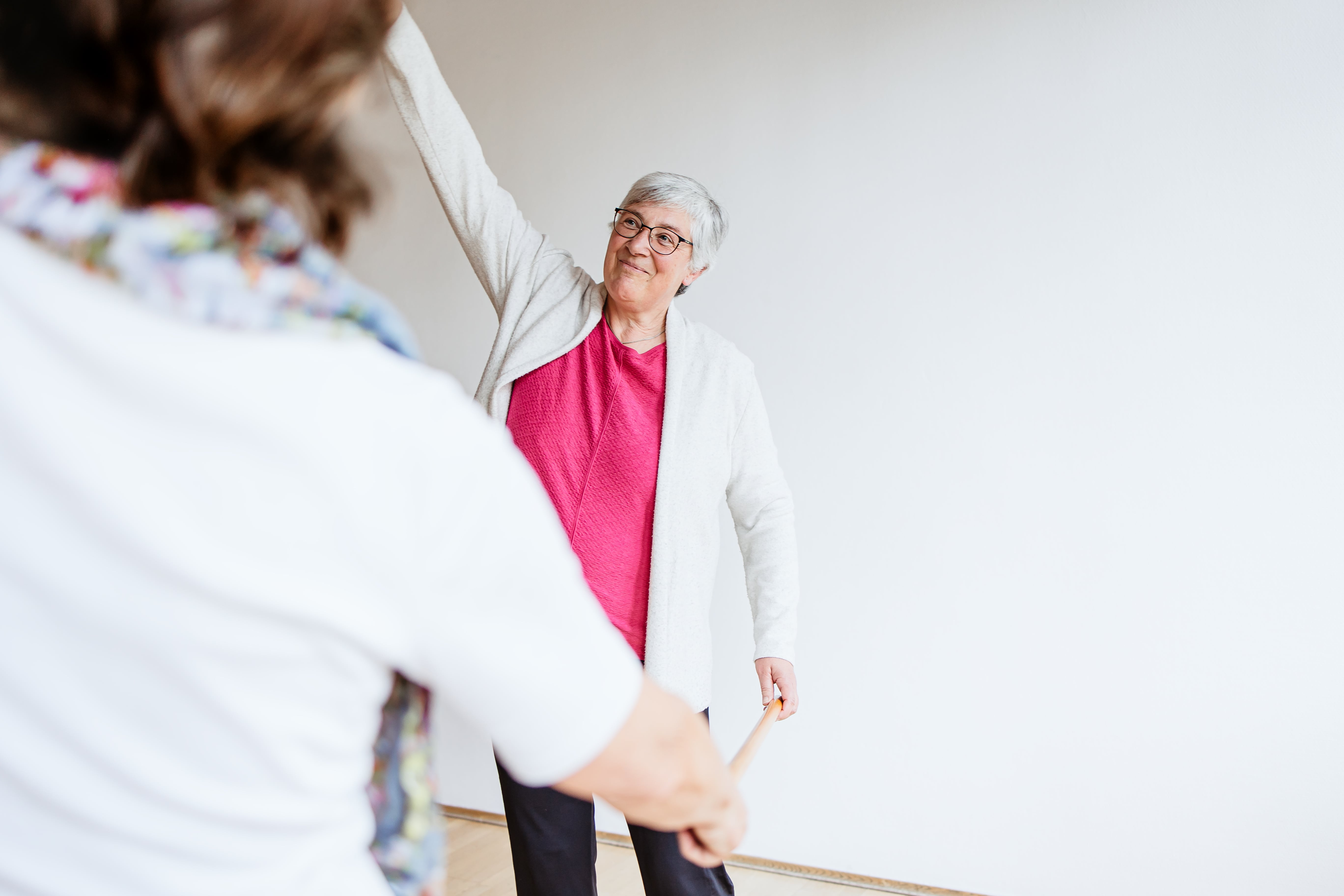 Patientin macht eine Übung in der Bewegungstherapie