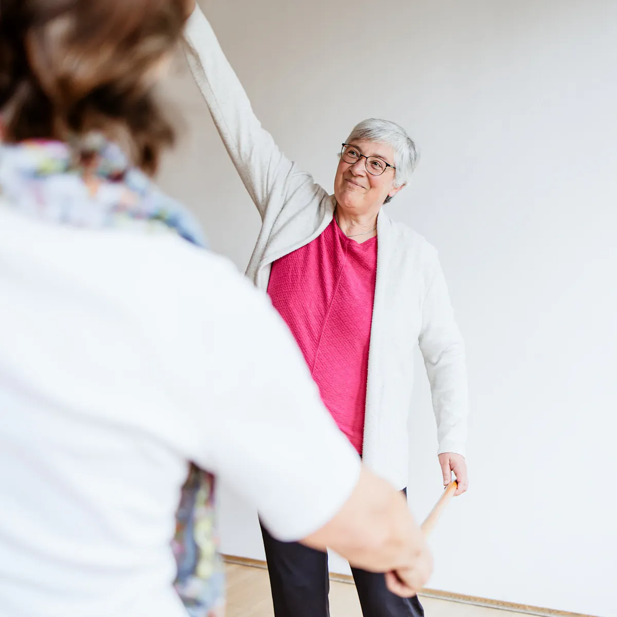 Patientin macht eine Übung in der Bewegungstherapie