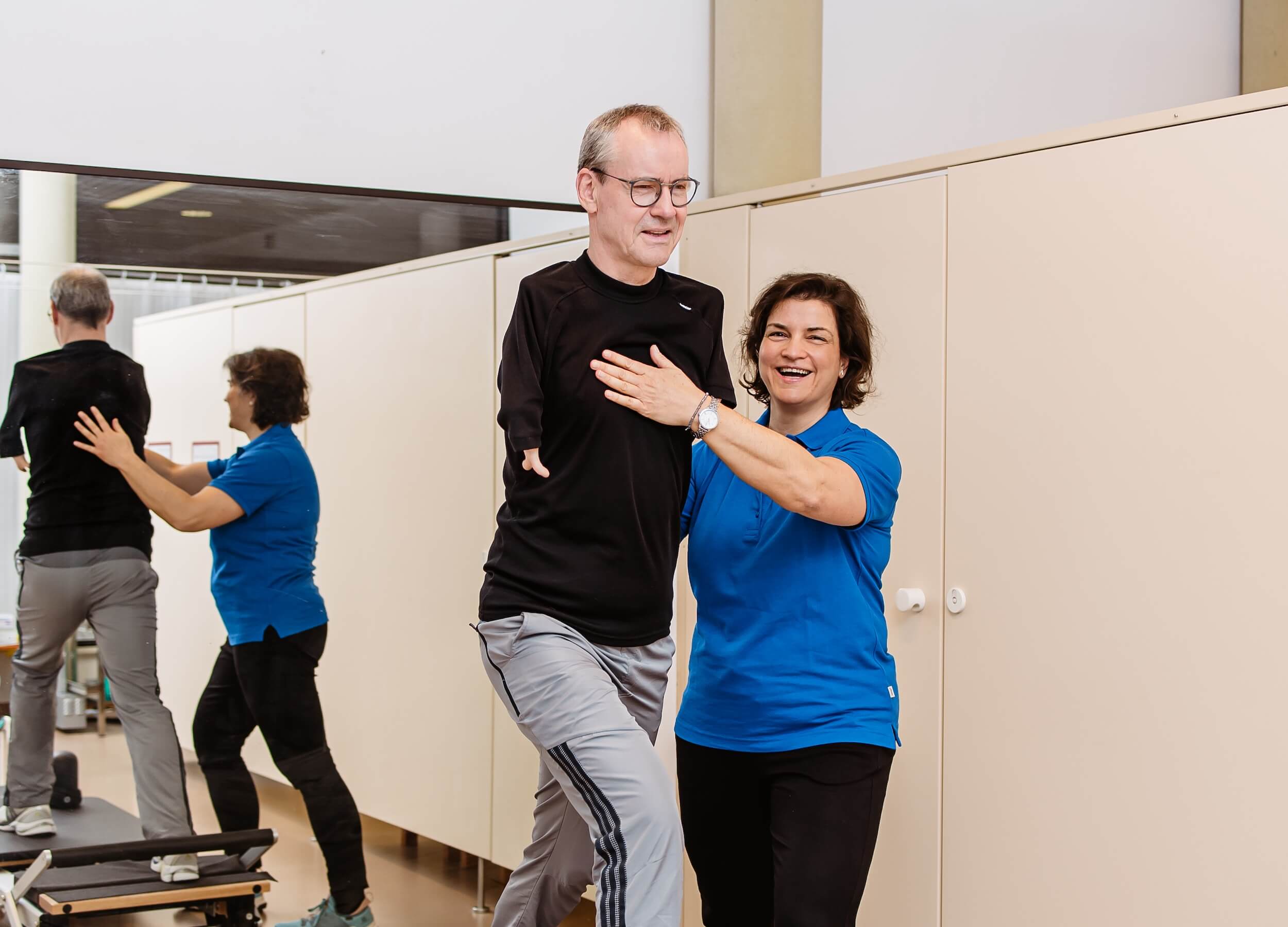 Patient mit Dysmelie an den Armen bei der Physiotherapie in den Wicker-Kliniken
