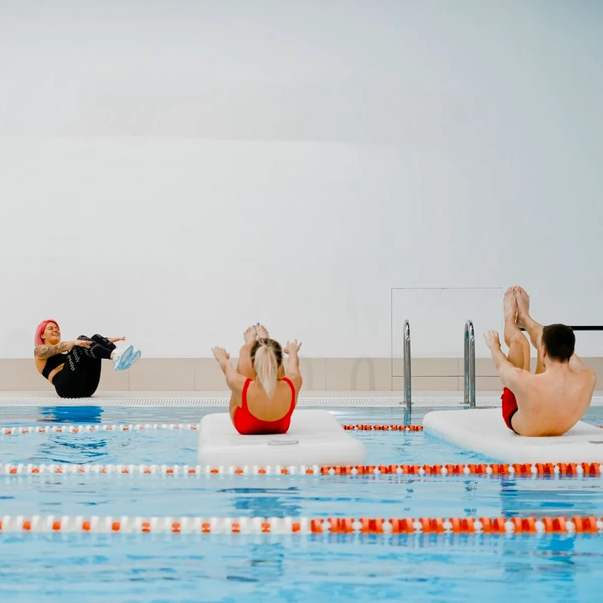 Drei Personen machen Übungen im Schwimmbad der Wicker Klinik