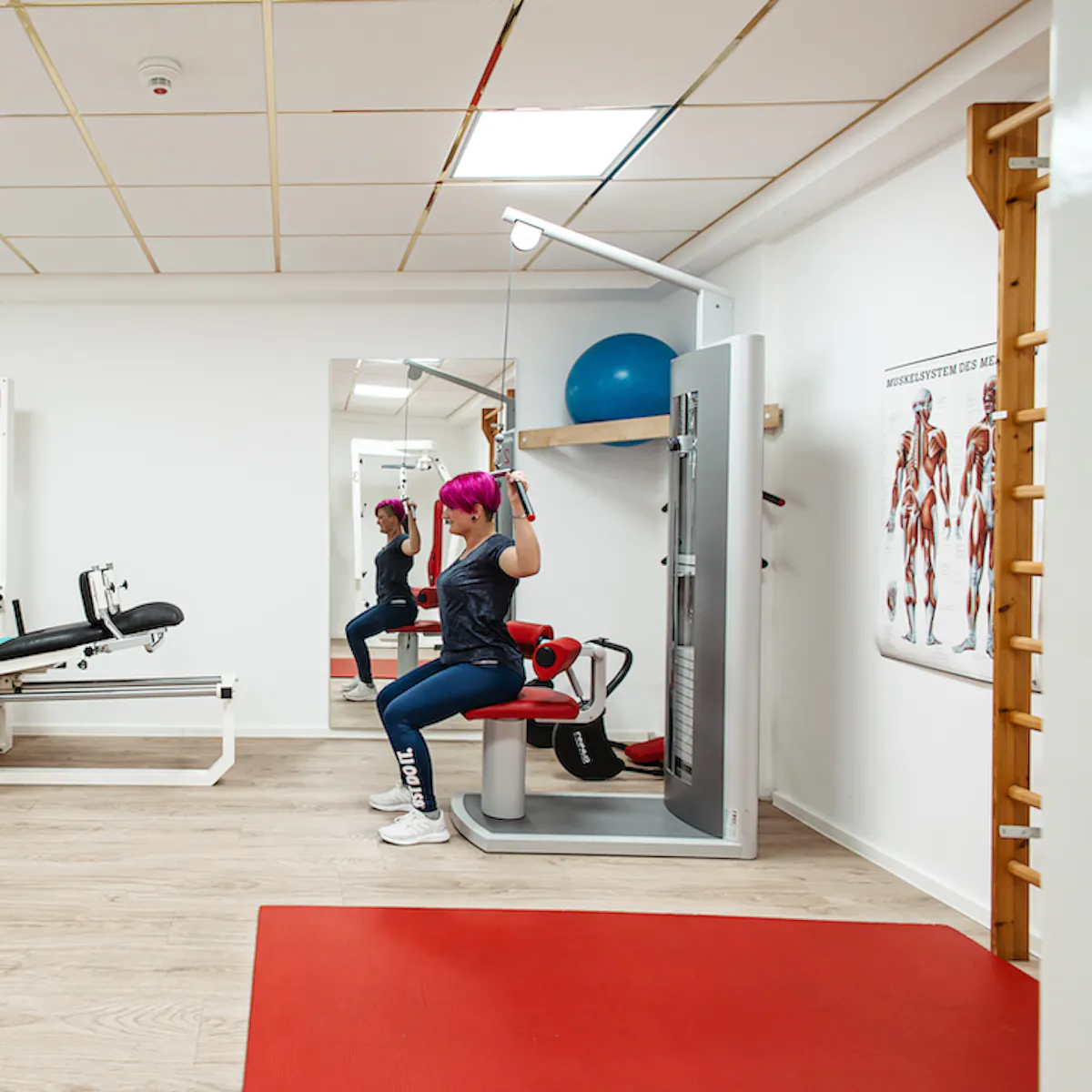 Patientin bei einer Übung im Kraftraum in der Reha Klinik