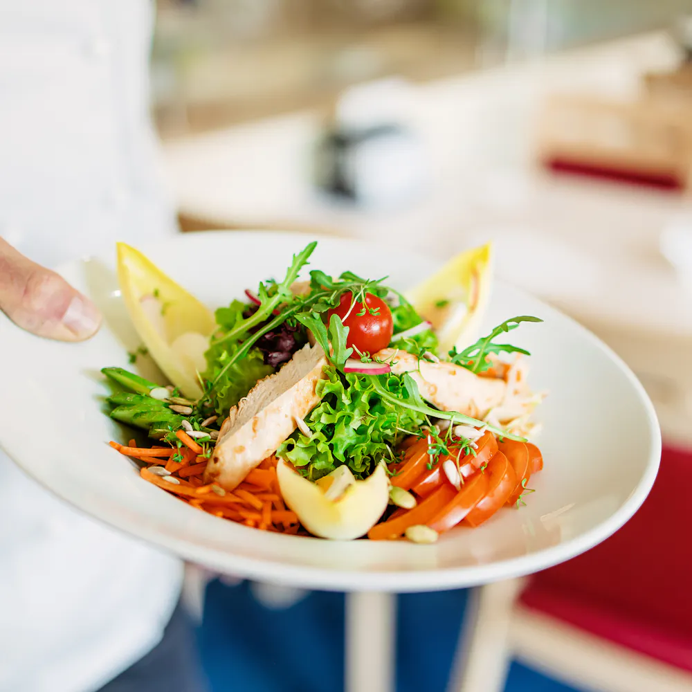 Teller mit Salat in der Küche der Wicker Klinik