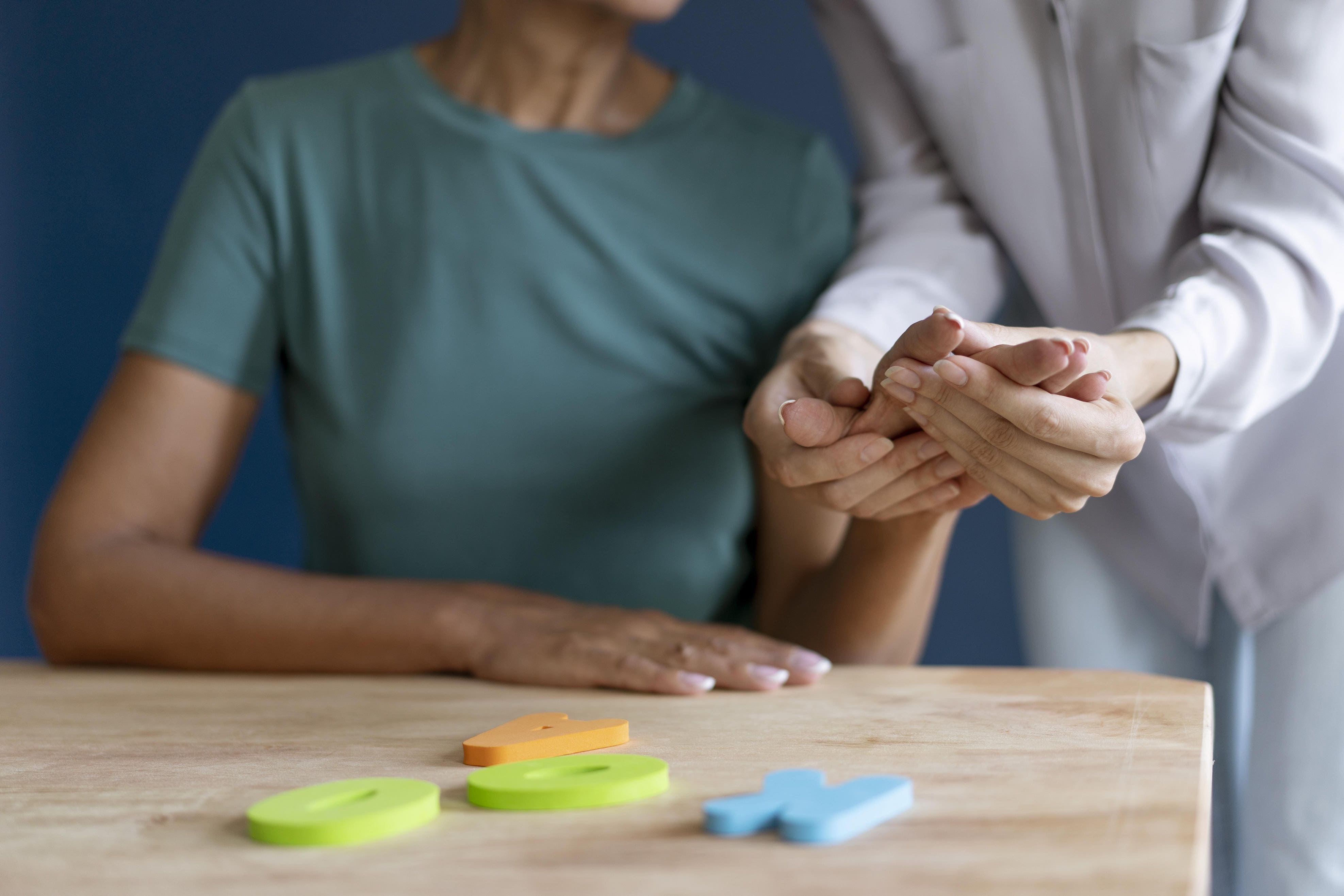 Parkinson Patientin bei der Ergotherapie
