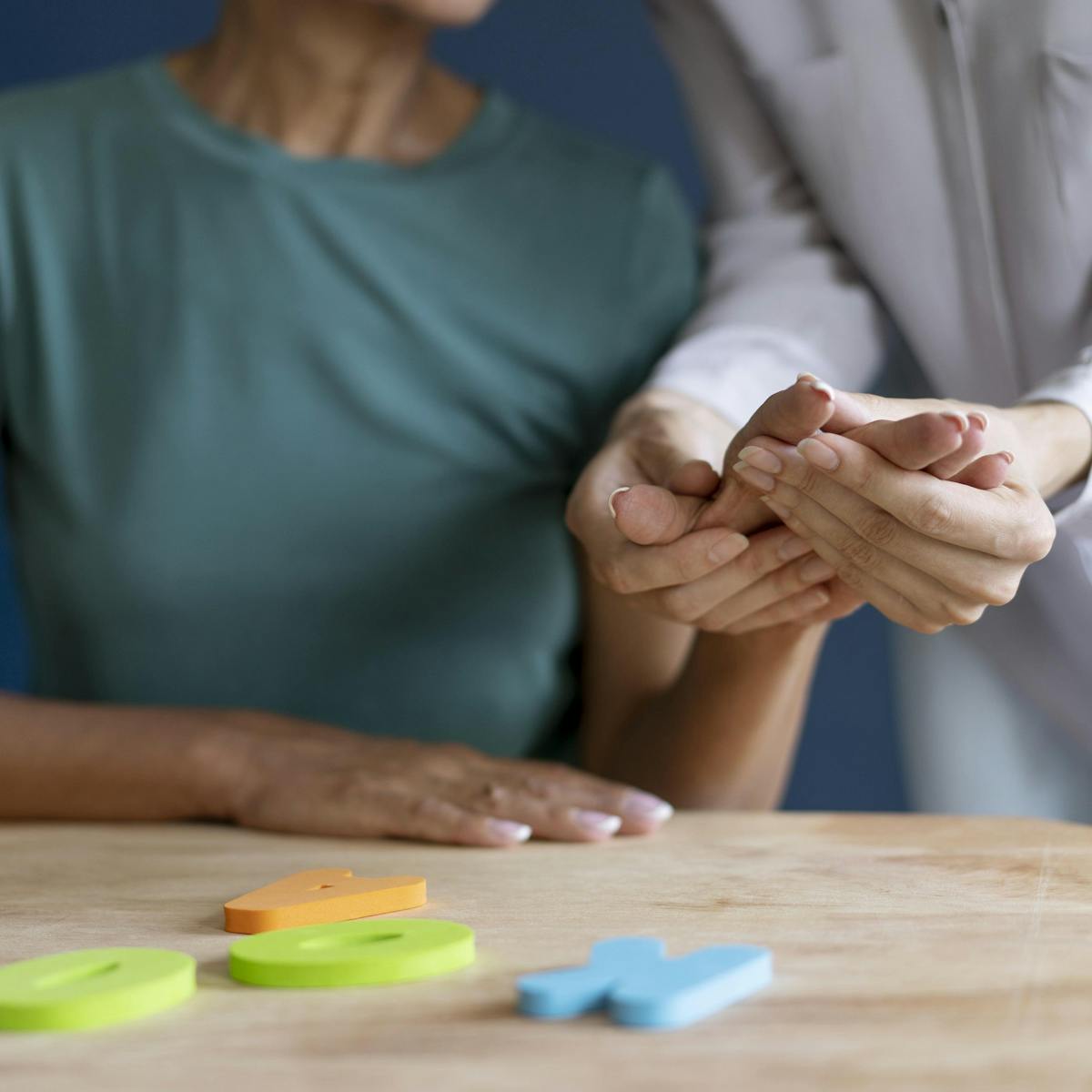 Parkinson Patientin bei der Ergotherapie