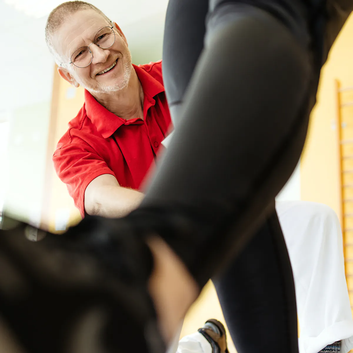 Physiotherapeut der Wicker Klinik Bad Wildungen mit MS-Patientin bei Gehübung