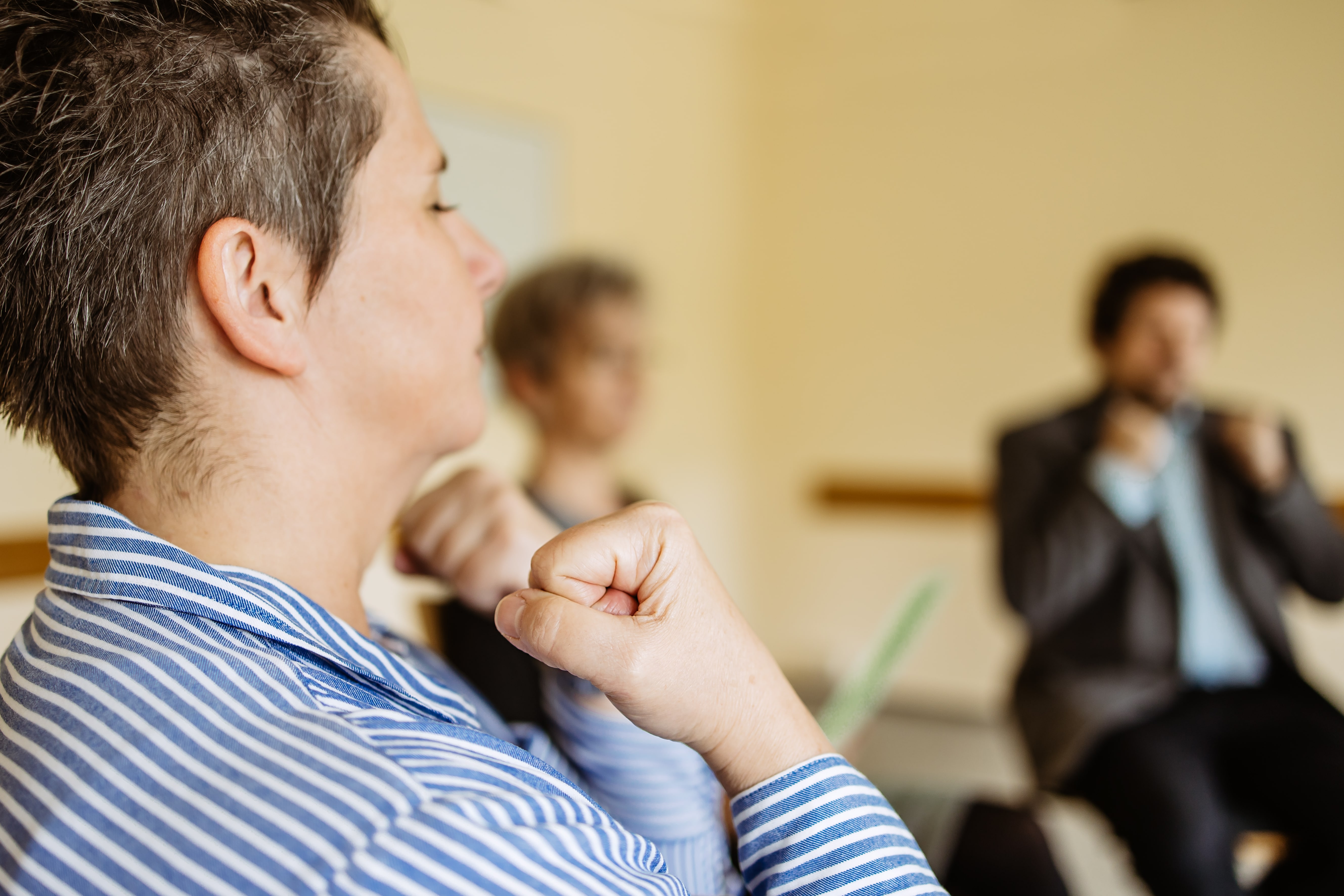 Frau mit Phobien in der Gruppentherapie formt ihre Hände zu Fäusten