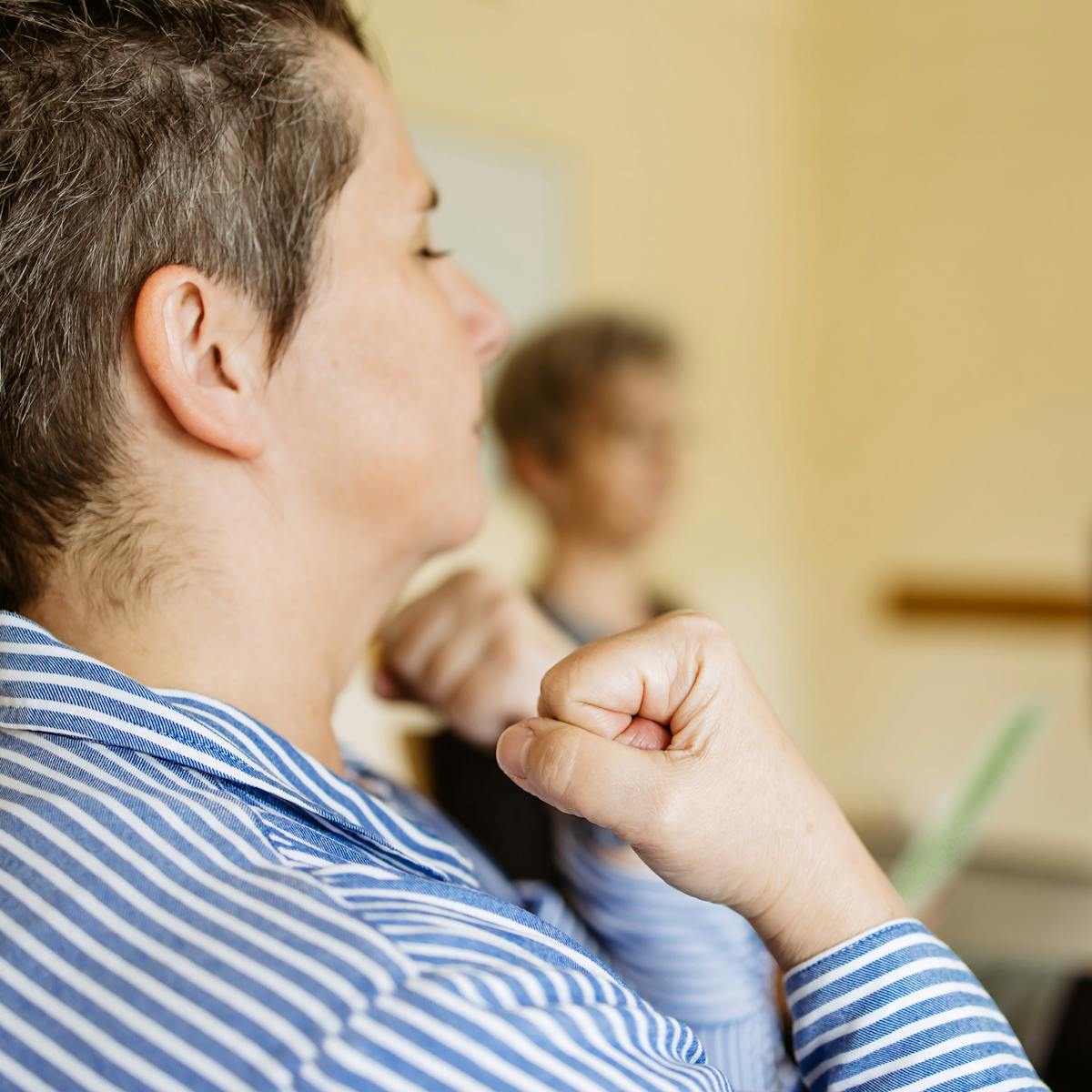 Frau mit Phobien in der Gruppentherapie formt ihre Hände zu Fäusten