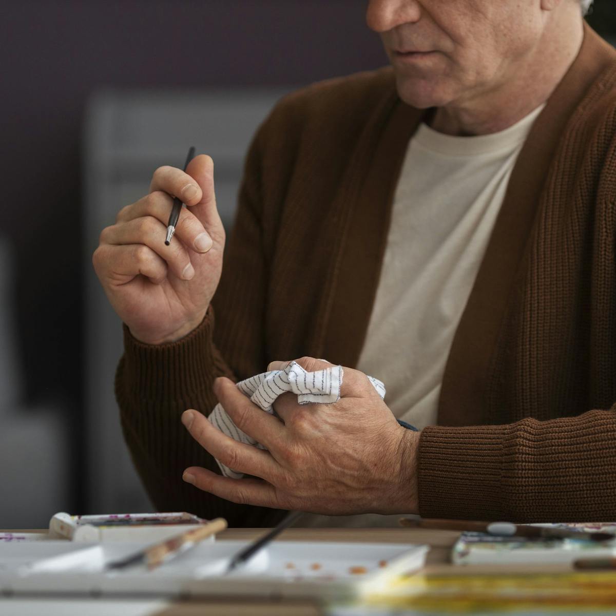 Patient bei der orthopädischen Kunsttherapie