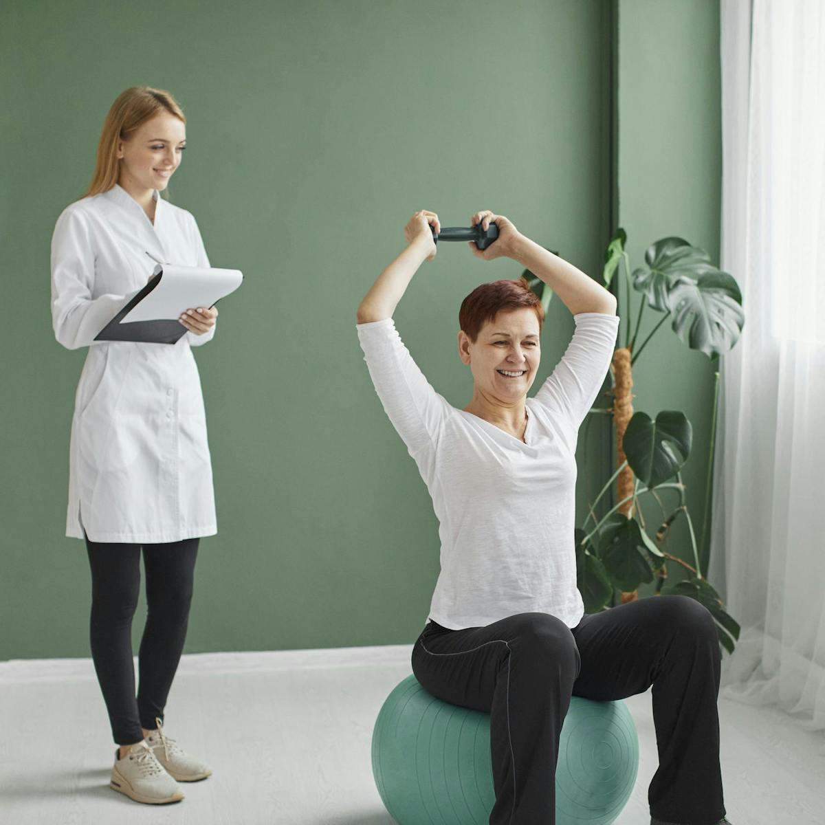 Patientin bei der neurologischen Bewgungstherapie