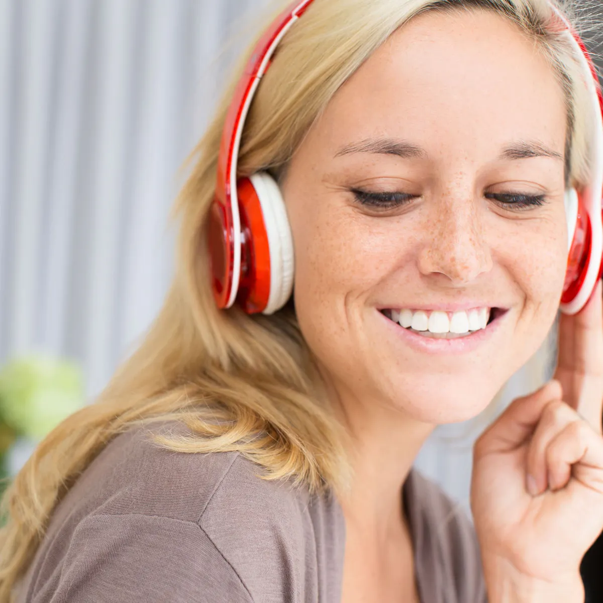 Frau hört Musik über ihre Kopfhörer