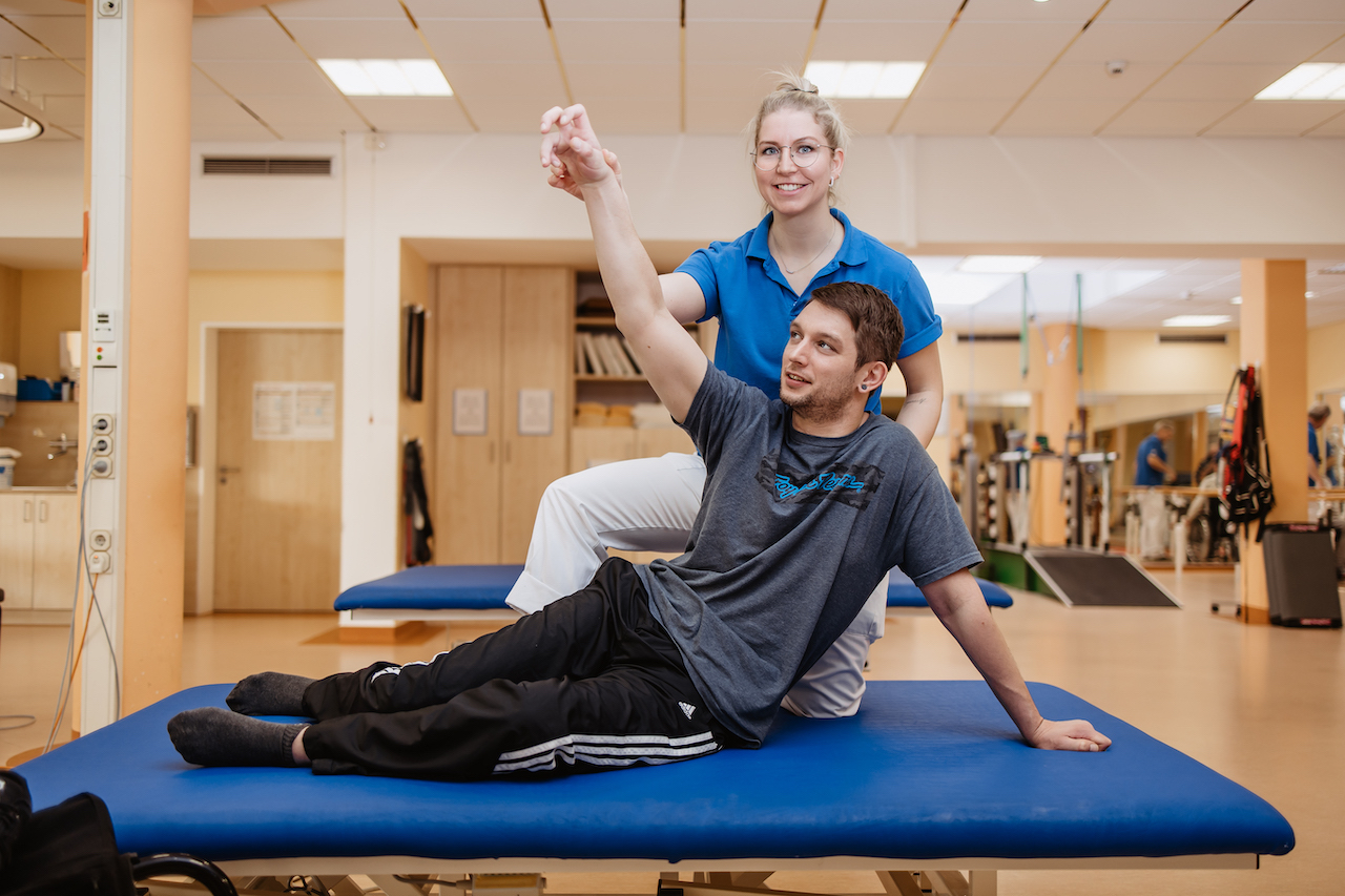 Patient mit Therapeutin bei der Physiotherapie in der Werner Wicker Klinik