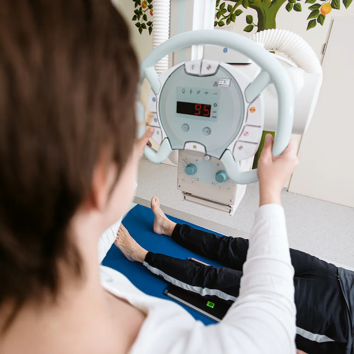 Therapeutin bedient ein Gerät bei der MBOR in der Klinik Hoher Meißne