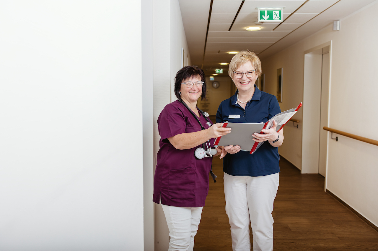 Zwei Mitarbeiterinnen der Sonnenbergklinik stehen auf dem Flur
