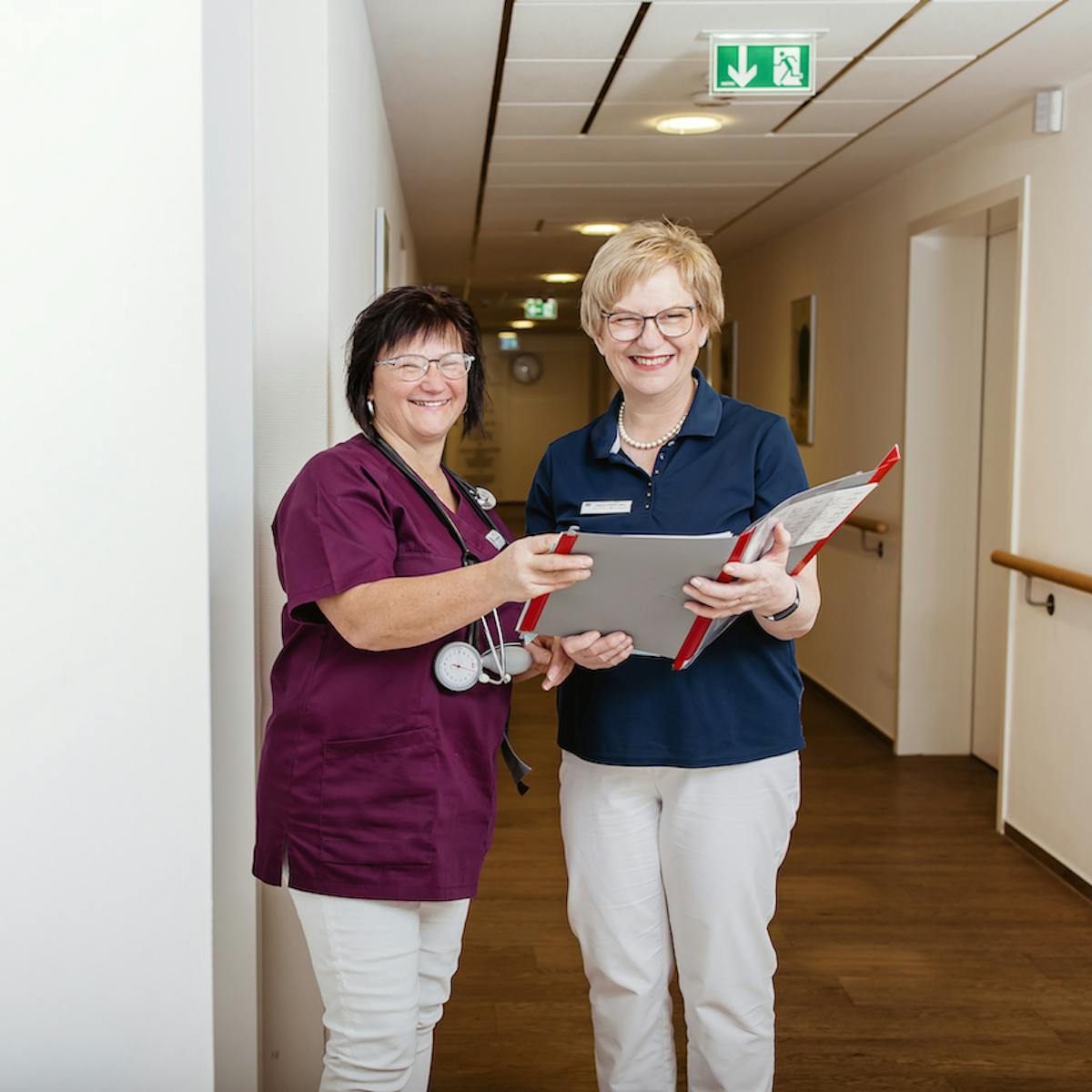 Zwei Mitarbeiterinnen der Sonnenbergklinik stehen auf dem Flur