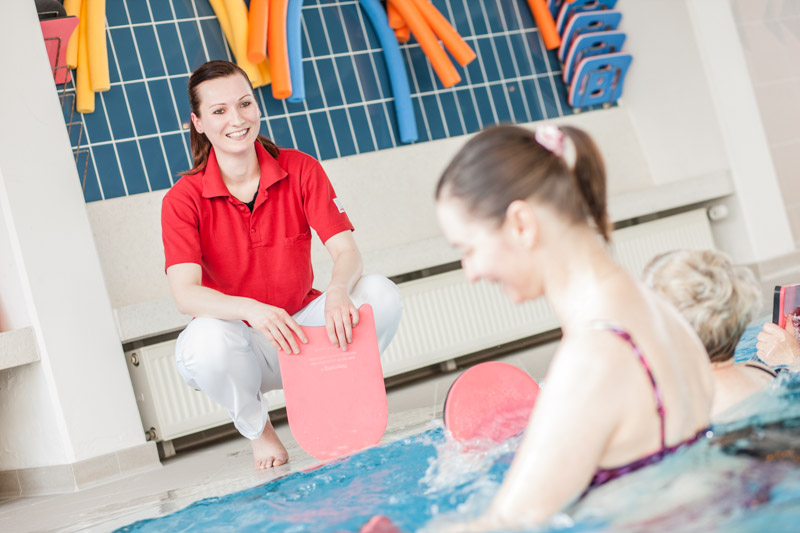 Therapeutin und Patientin im Schwimmbad der Wicker Klink Bad Wildungen