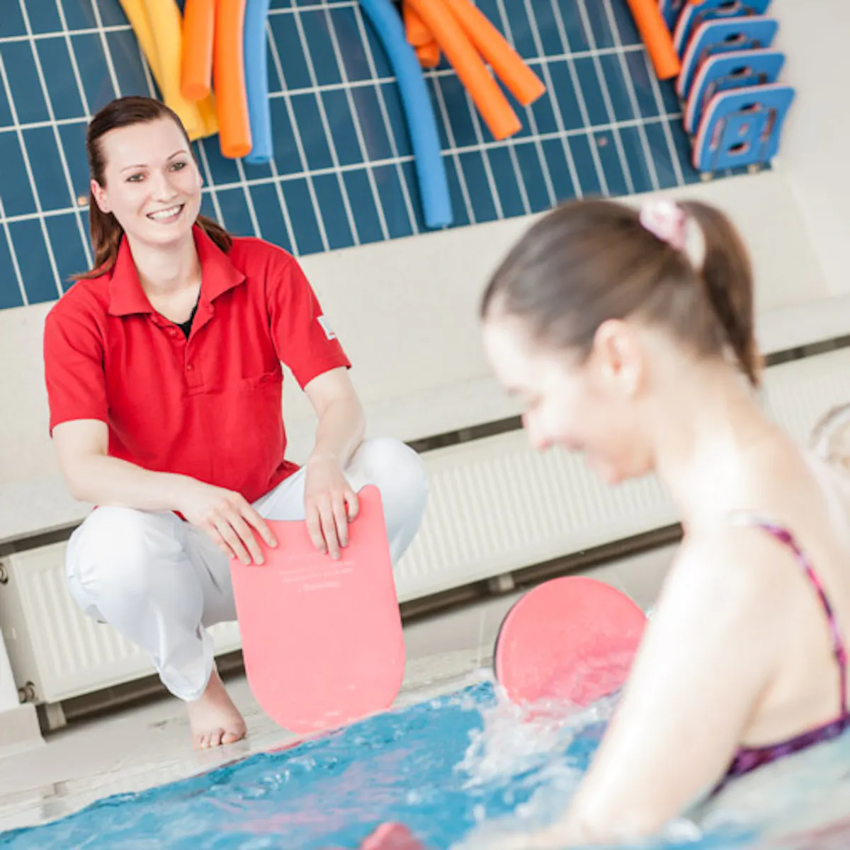 Therapeutin und Patientin im Schwimmbad der Wicker Klink Bad Wildungen