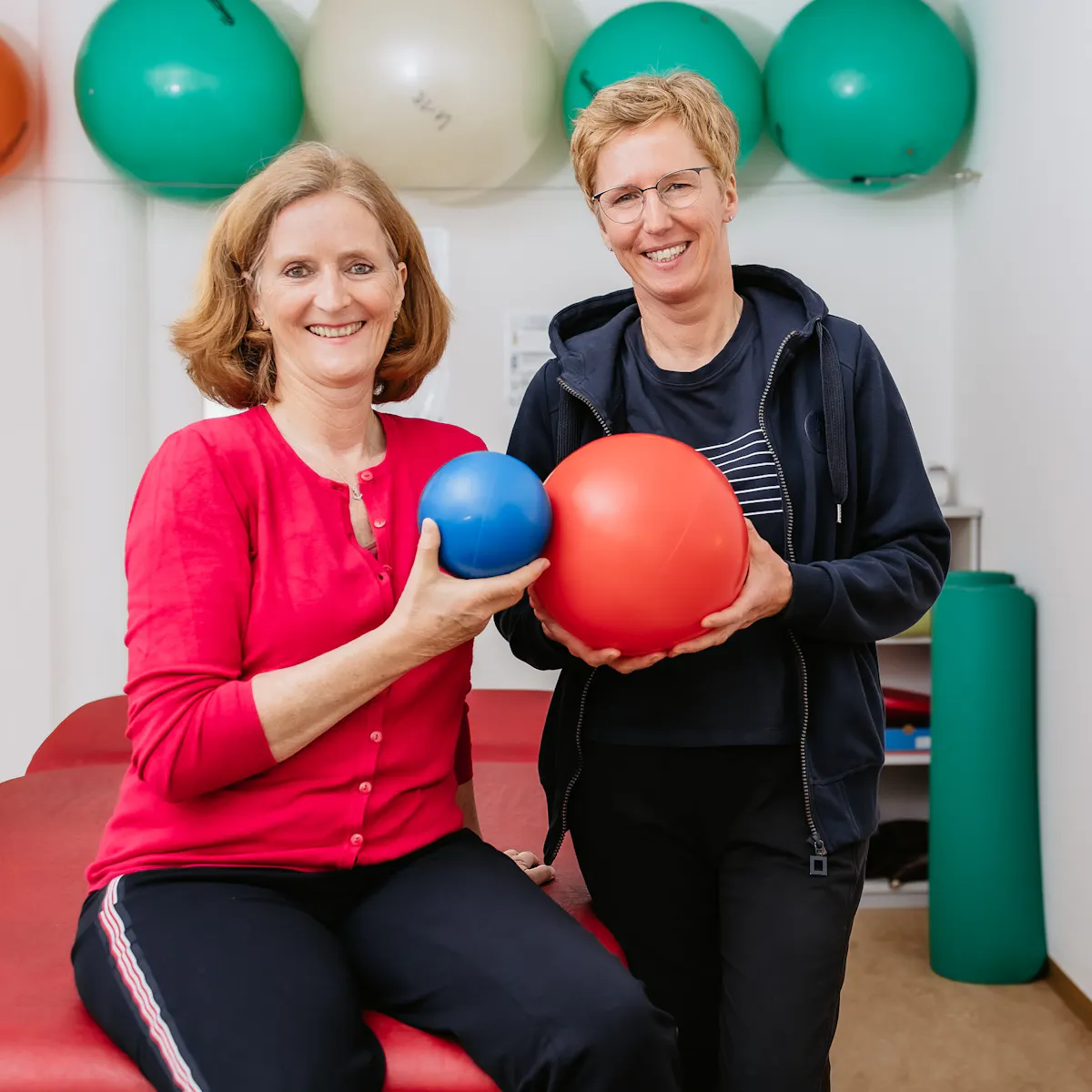 Zwei Patientinnen mit Bällen bei der Physiotherapie