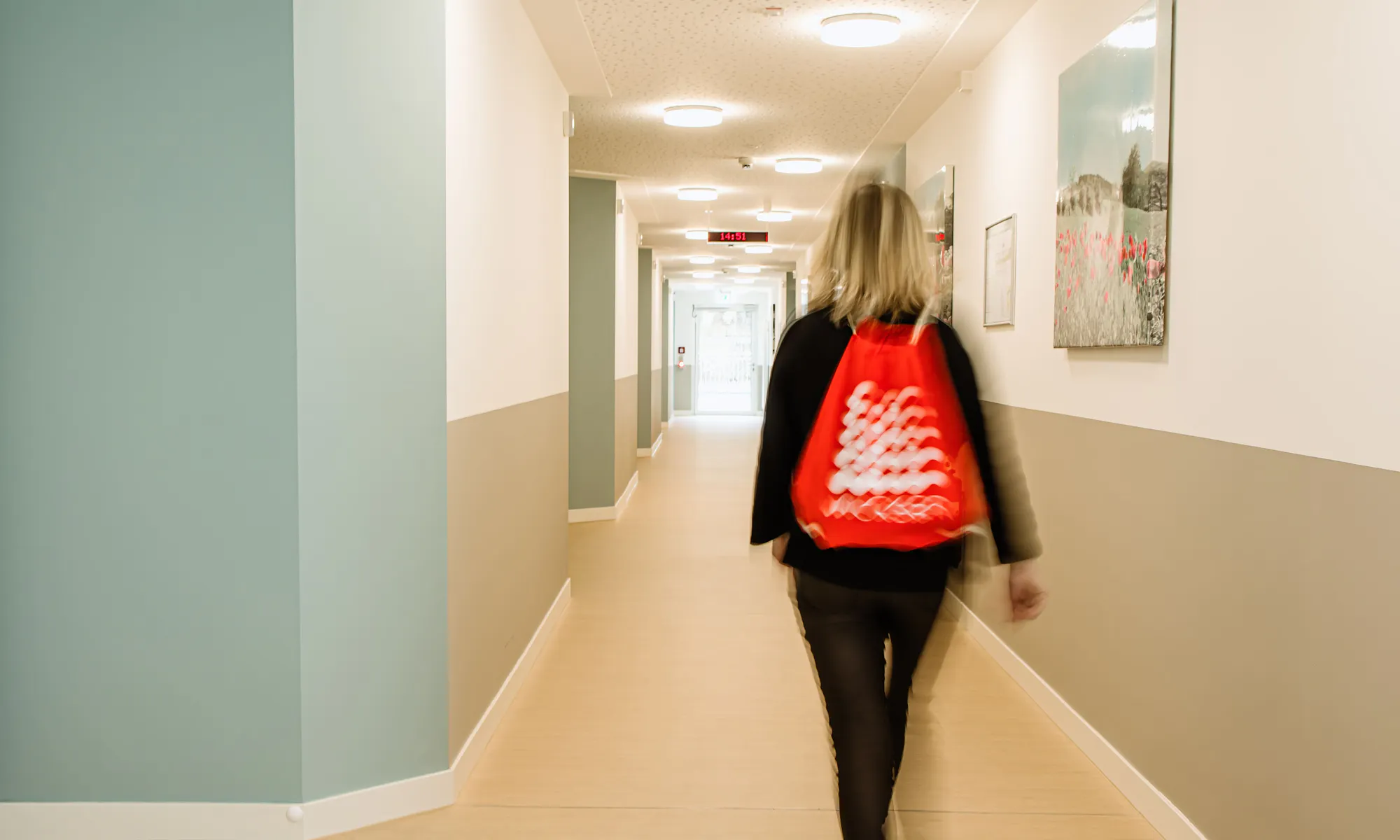 Rehabilitandin läuft durch den Flur der Klinik Hoher Meißner