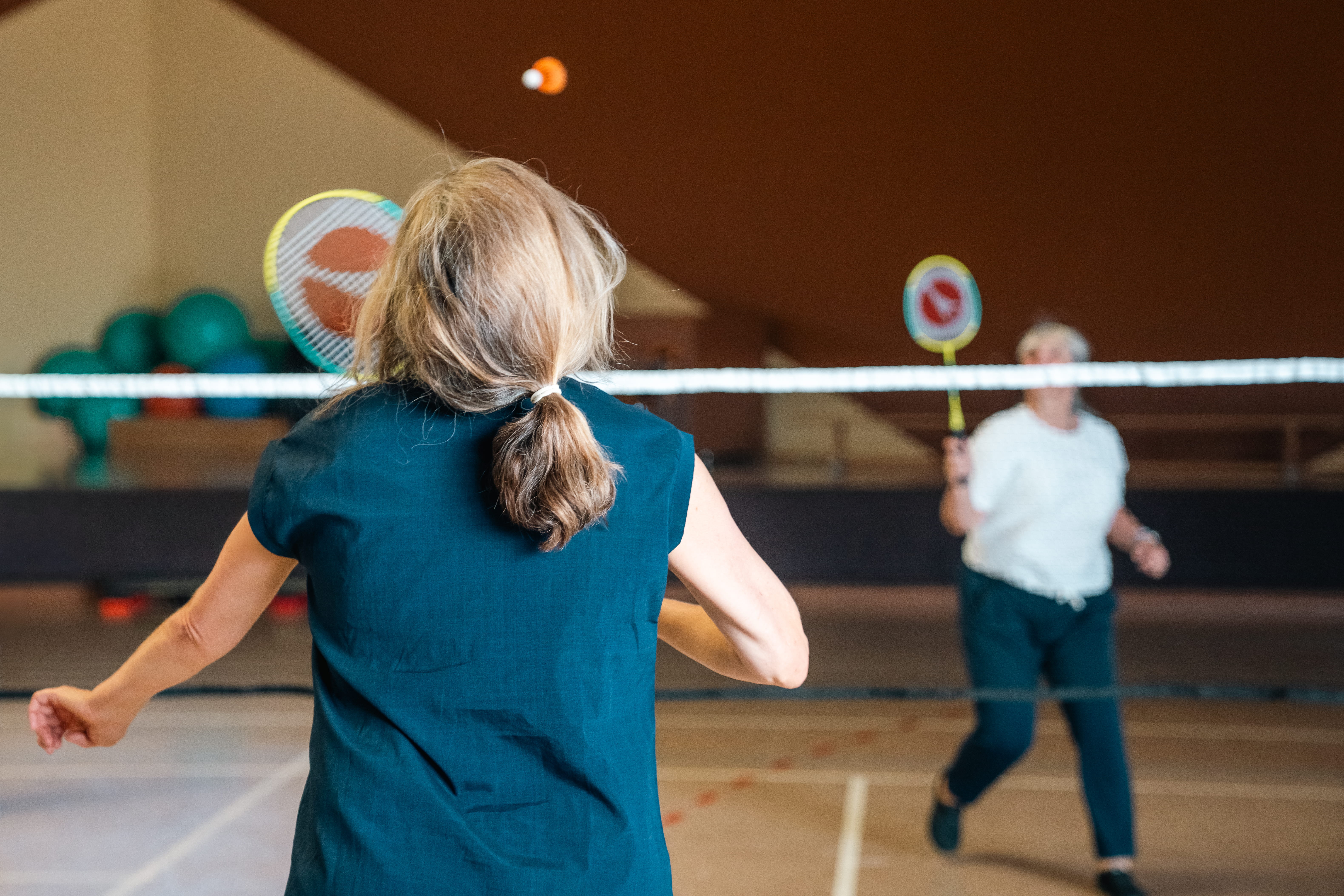 Anwendung der Bewegungstherapie Badminton in der Hardtwaldklinik II