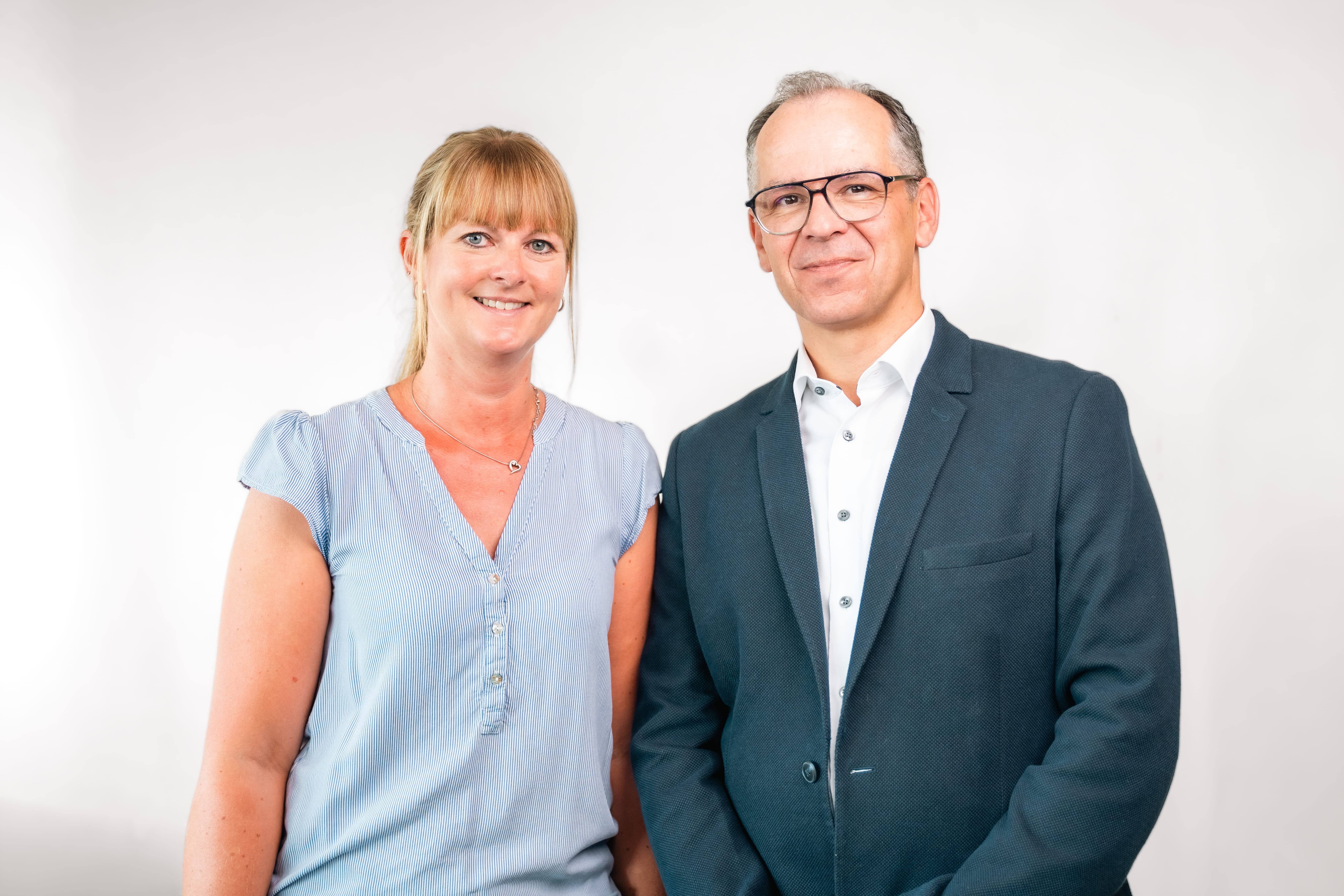 Julia Heinze und Kai Bökelheide im Belegungsbüro in der Hardtwaldklinik II