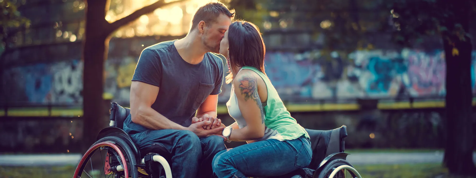 Paar im Rollstuhl Paar im Rollstuhl