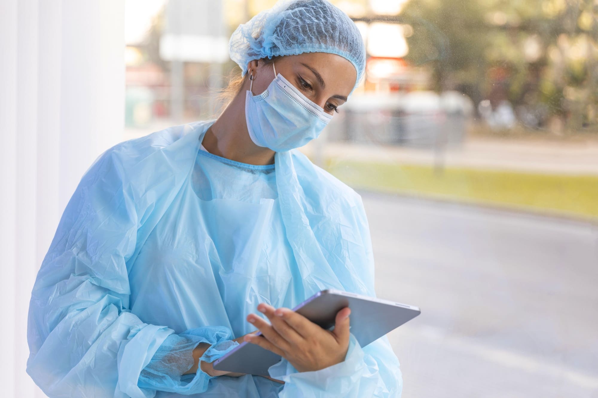 Hygienebeauftragte mit Tablet