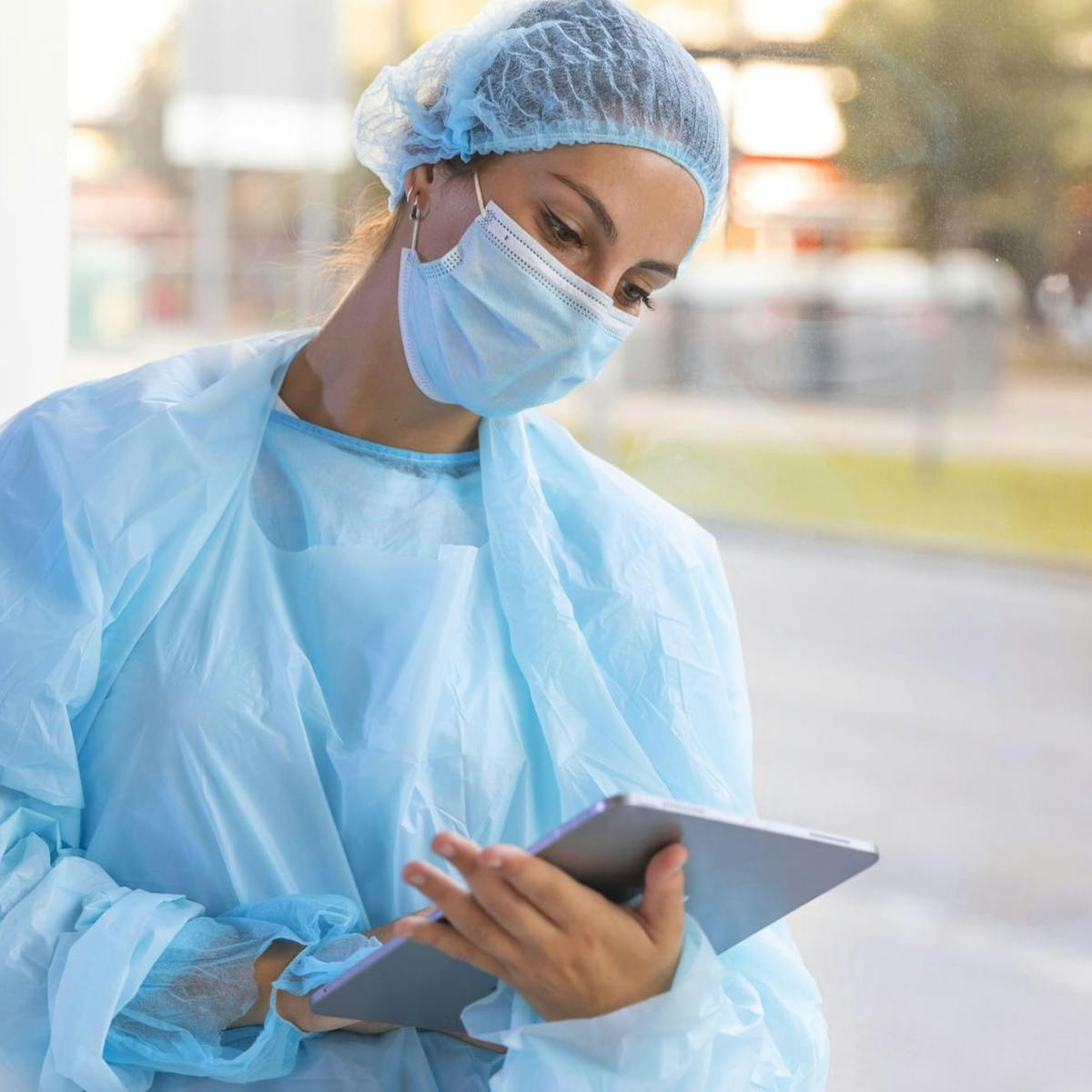 Hygienebeauftragte mit Tablet