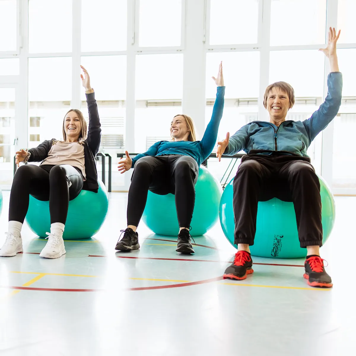 Patientinnen auf Gymnastikbällen bei der Physiotherapie in den Wicker Kliniken