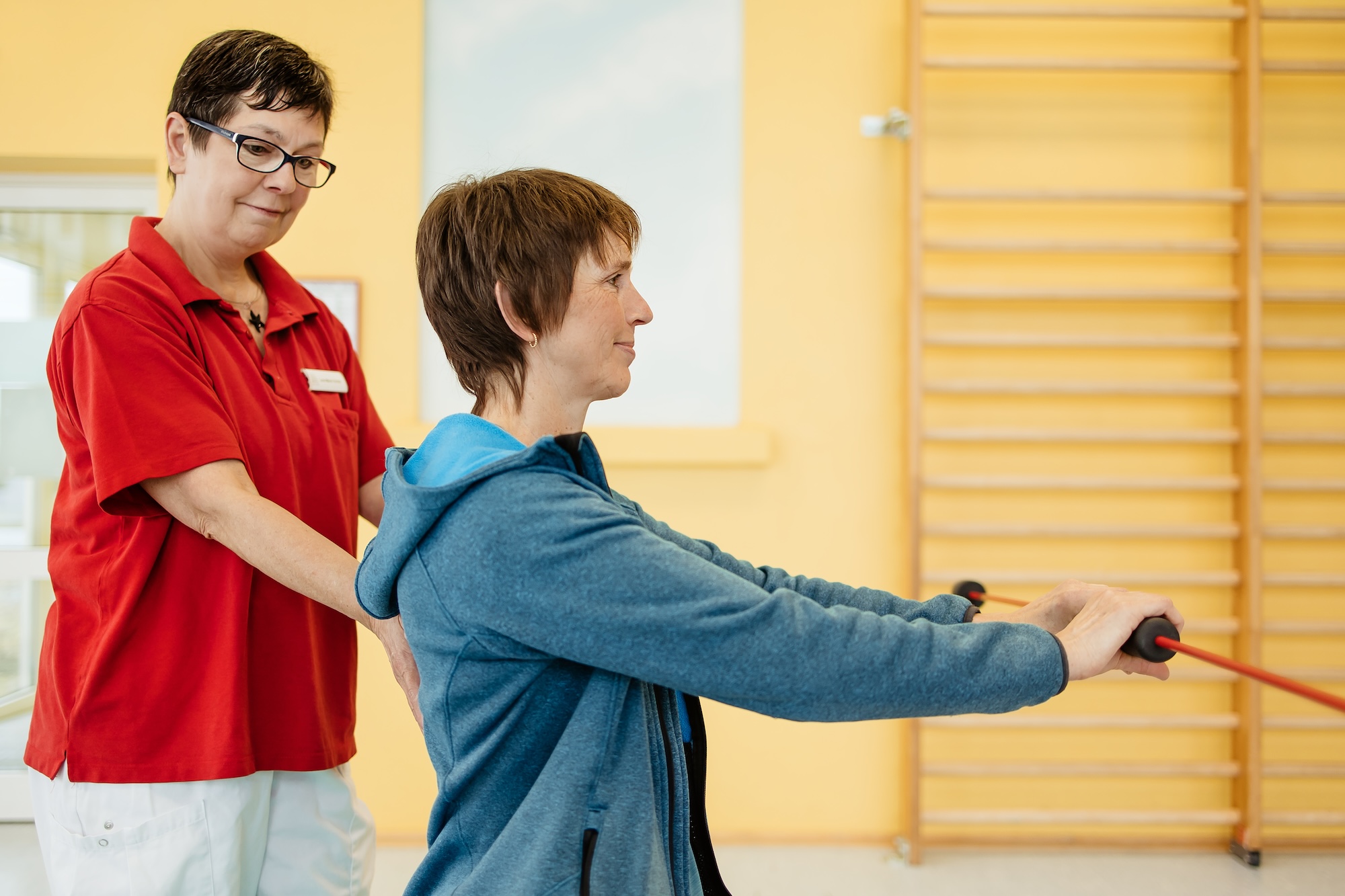 MFS Patientin und Physiotherapeutin bei einer Übung