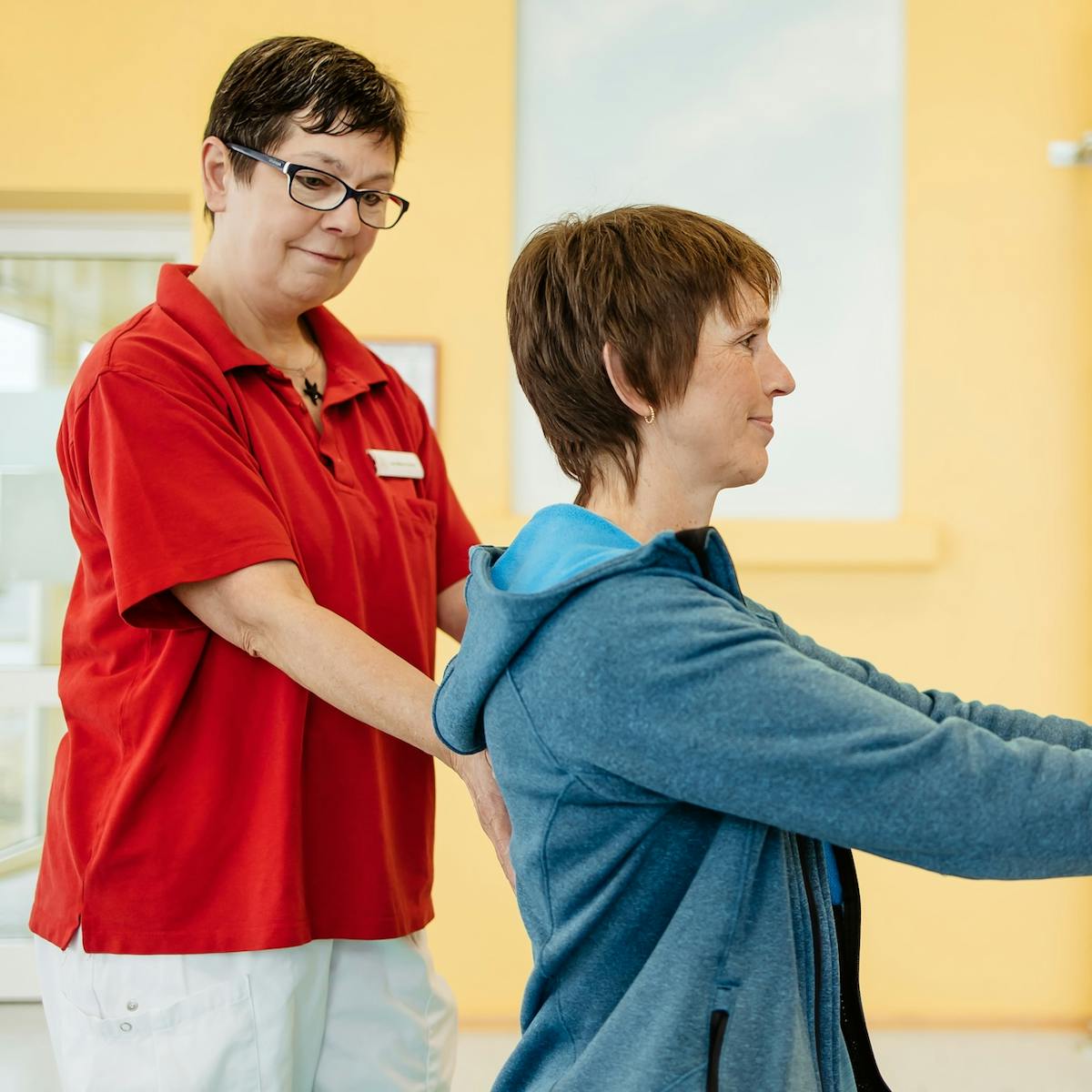 MFS Patientin und Physiotherapeutin bei einer Übung