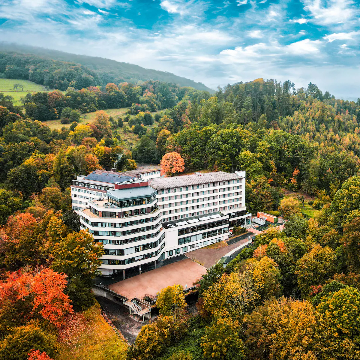 Drohnenaufnahme der Klinik Hoher Meißner