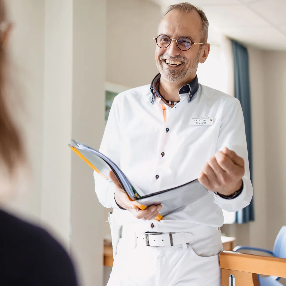 Chefarzt für Orthopädie Dr. med. Thomas Kröner berät Patientin über Gelenkersatz