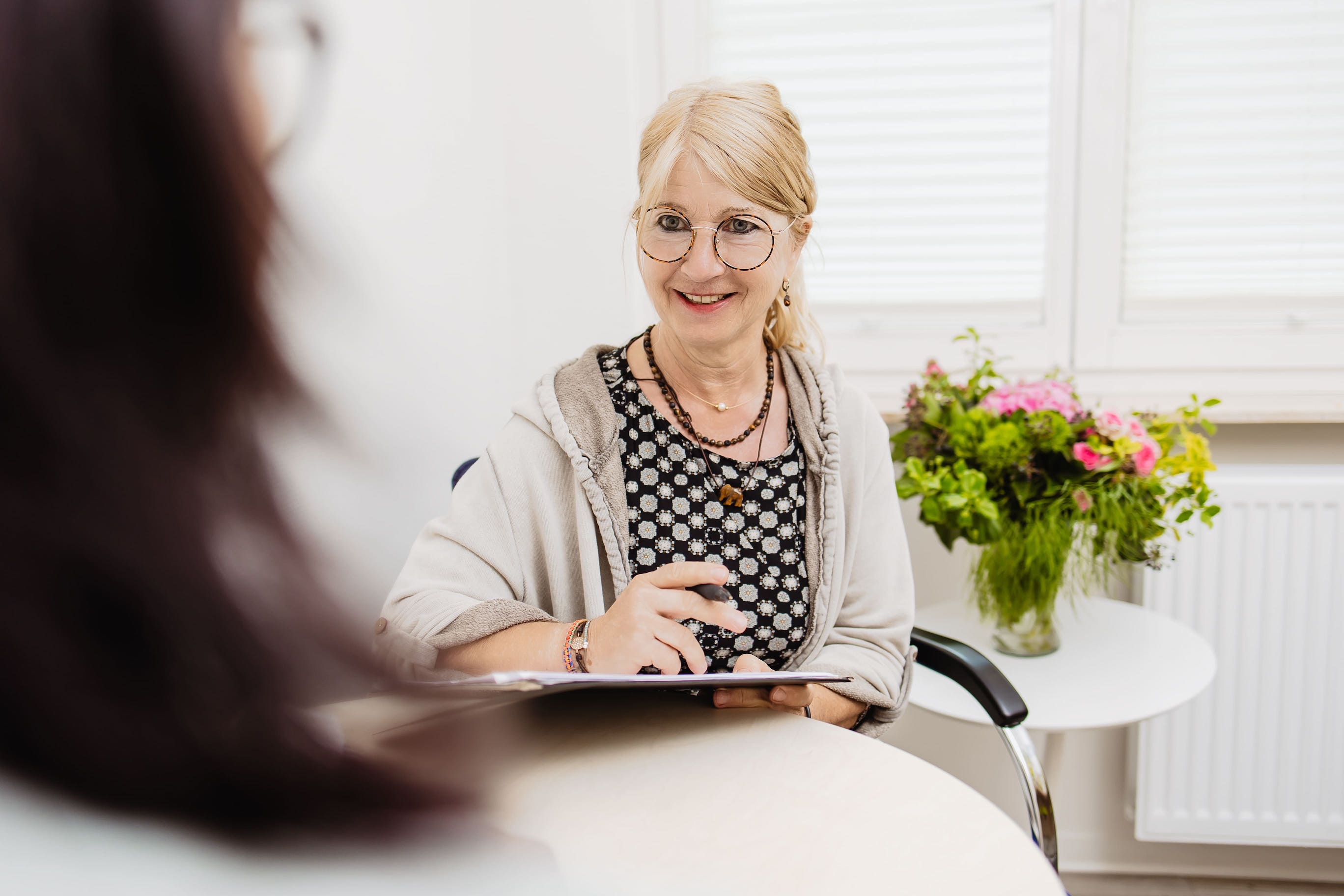 Psychologin im Gespräch mit einer Patientin