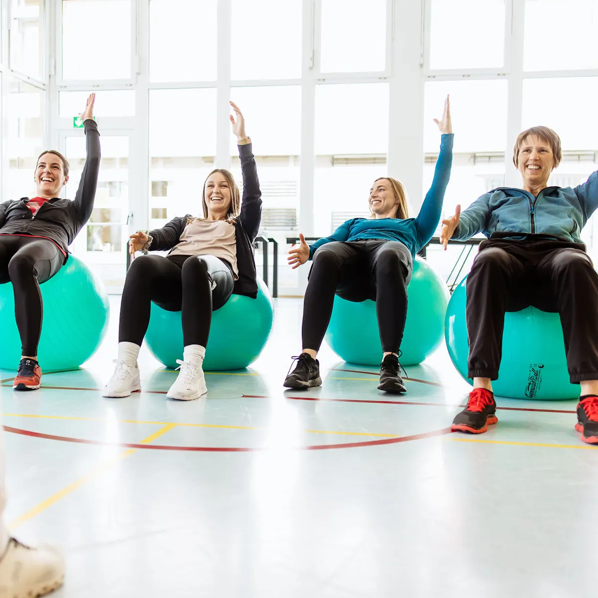 Patientinnen bei der Bewegungstherapie auf Gymnastikbällen