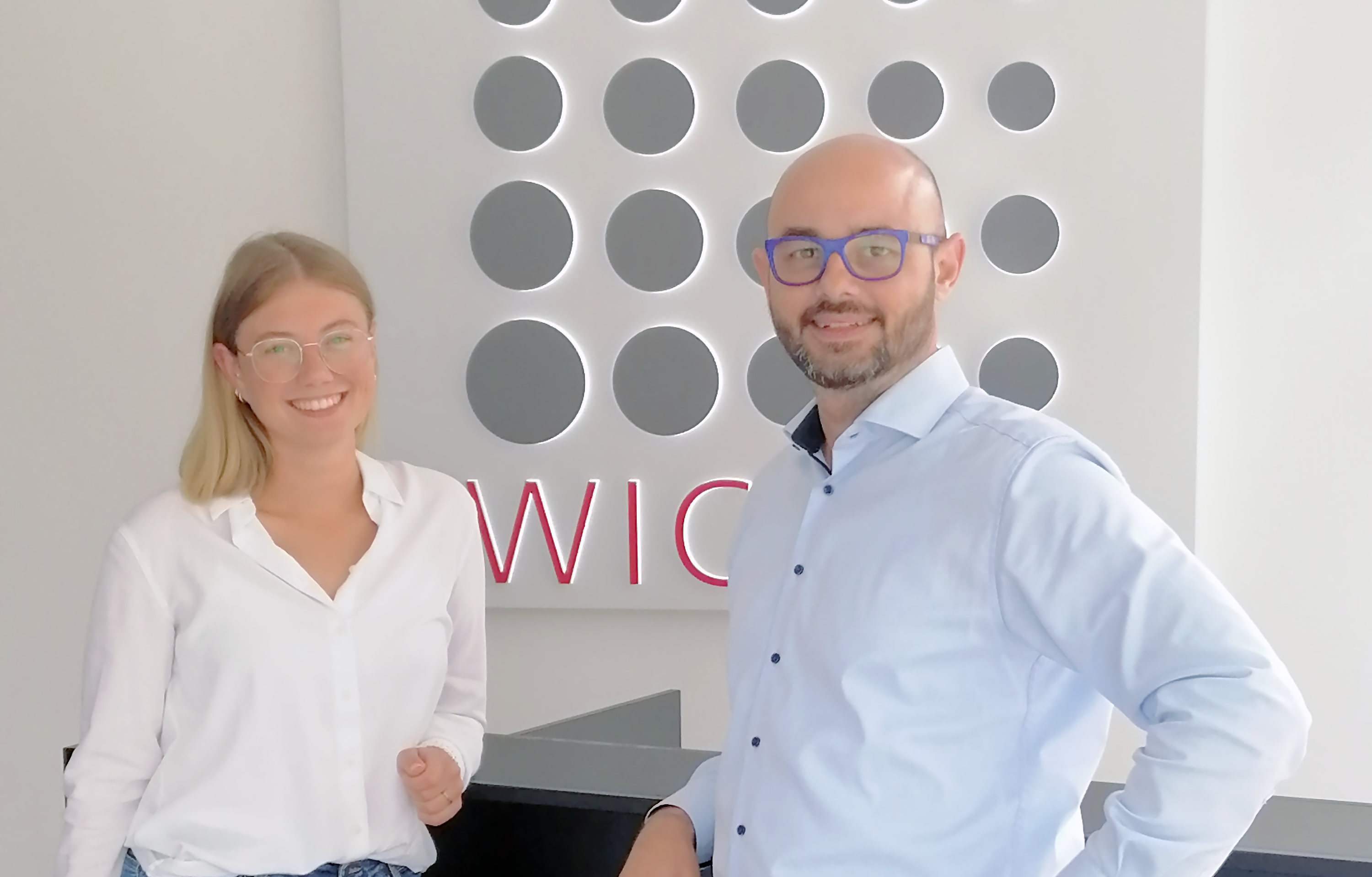 Personalleiter Marco Peñas (r.) und Maria Nehls, HR Business Partnerin im zentralen Personalwesen