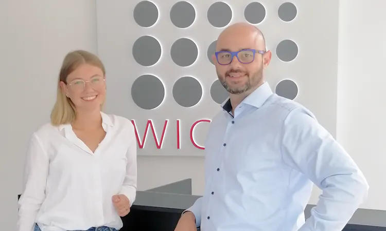 Personalleiter Marco Peñas (r.) und Maria Nehls, HR Business Partnerin im zentralen Personalwesen