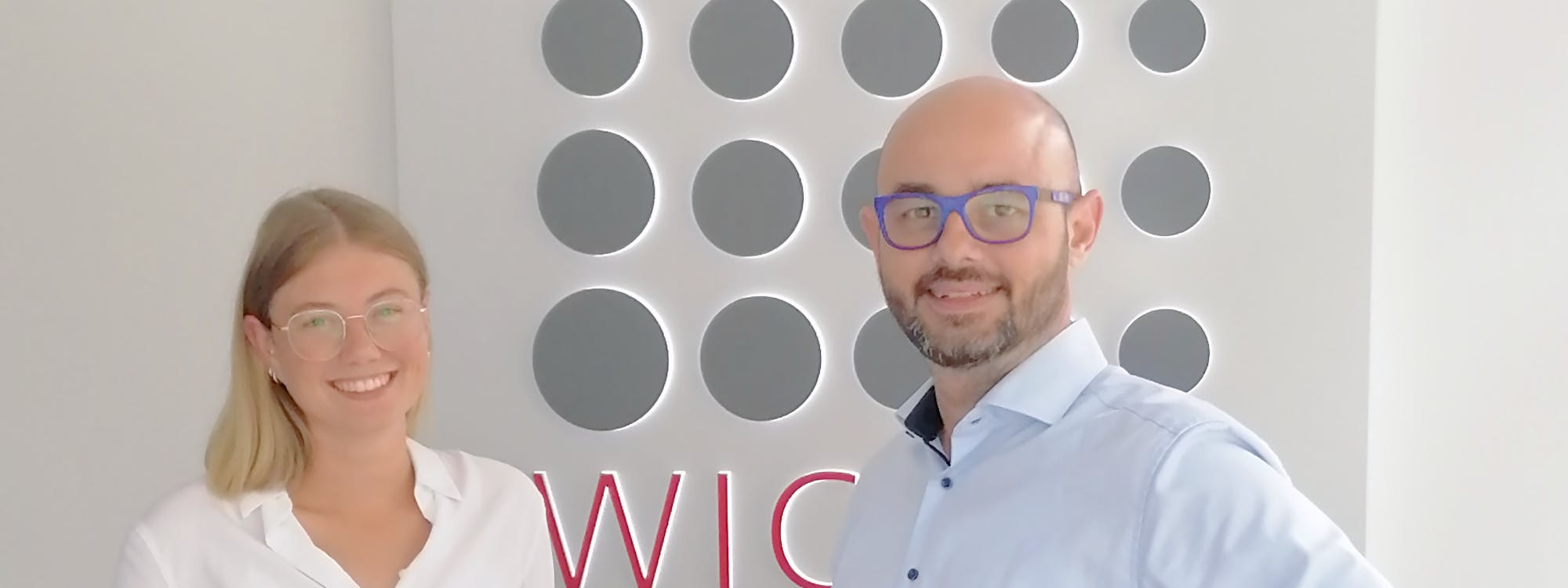 Personalleiter Marco Peñas (r.) und Maria Nehls, HR Business Partnerin im zentralen Personalwesen Personalleiter Marco Peñas (r.) und Maria Nehls, HR Business Partnerin im zentralen Personalwesen