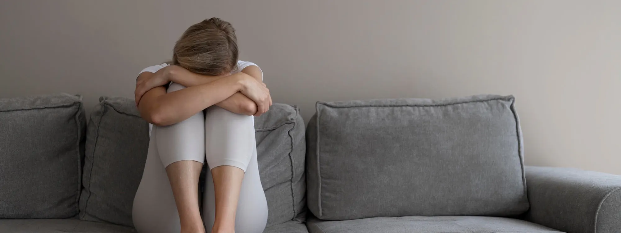 Traurige Frau sitzt auf Sofa Traurige Frau sitzt auf Sofa
