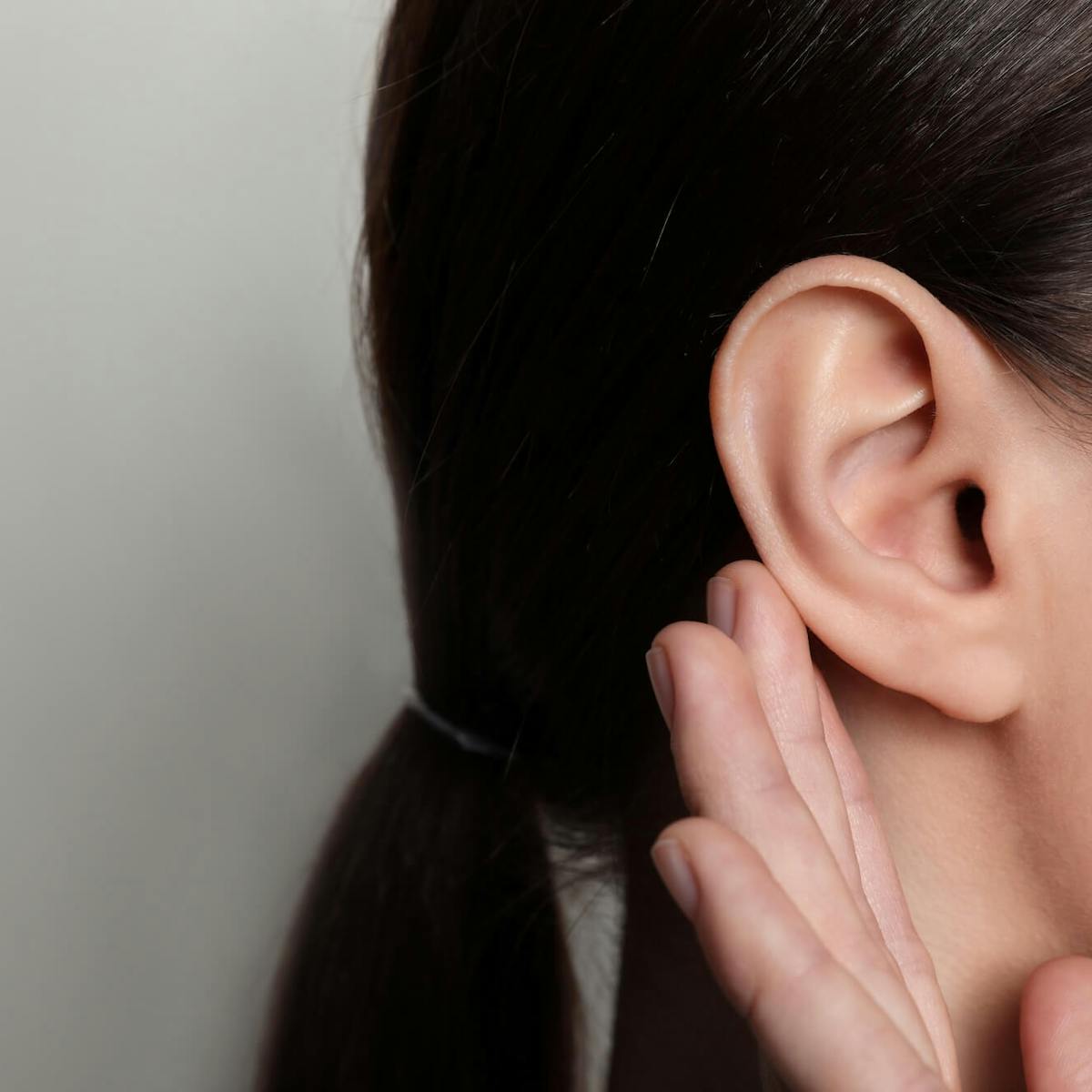 Hand am Ohr