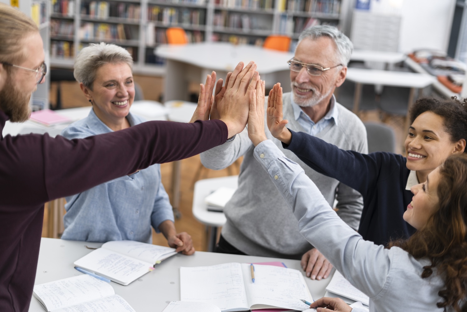 Lehrer geben sich Highfive