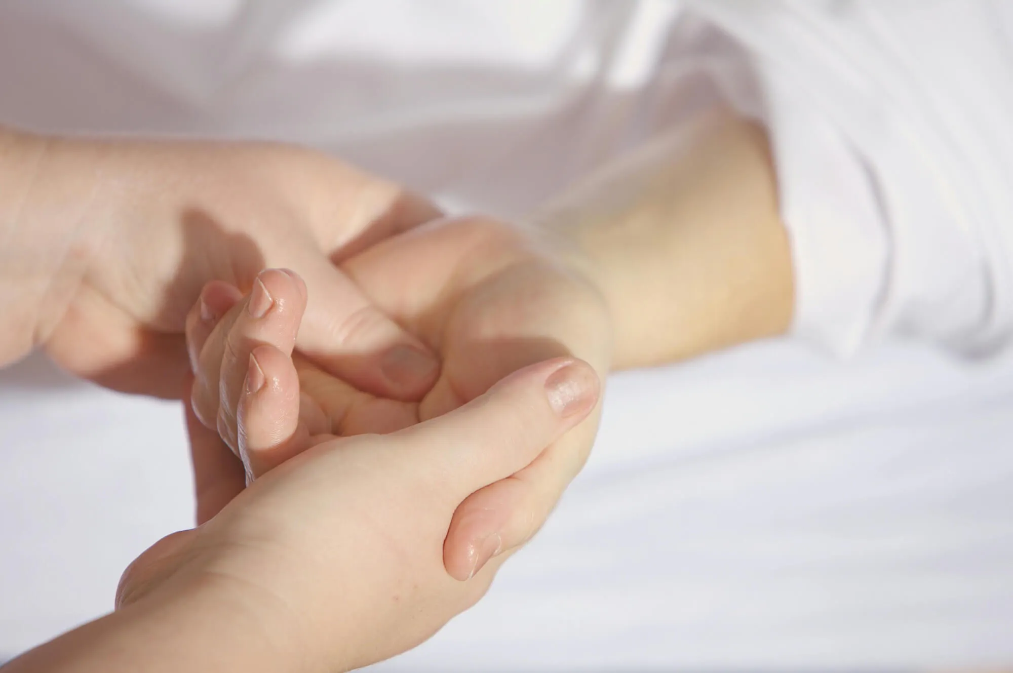 Arzt hält die Hand einer Patientin