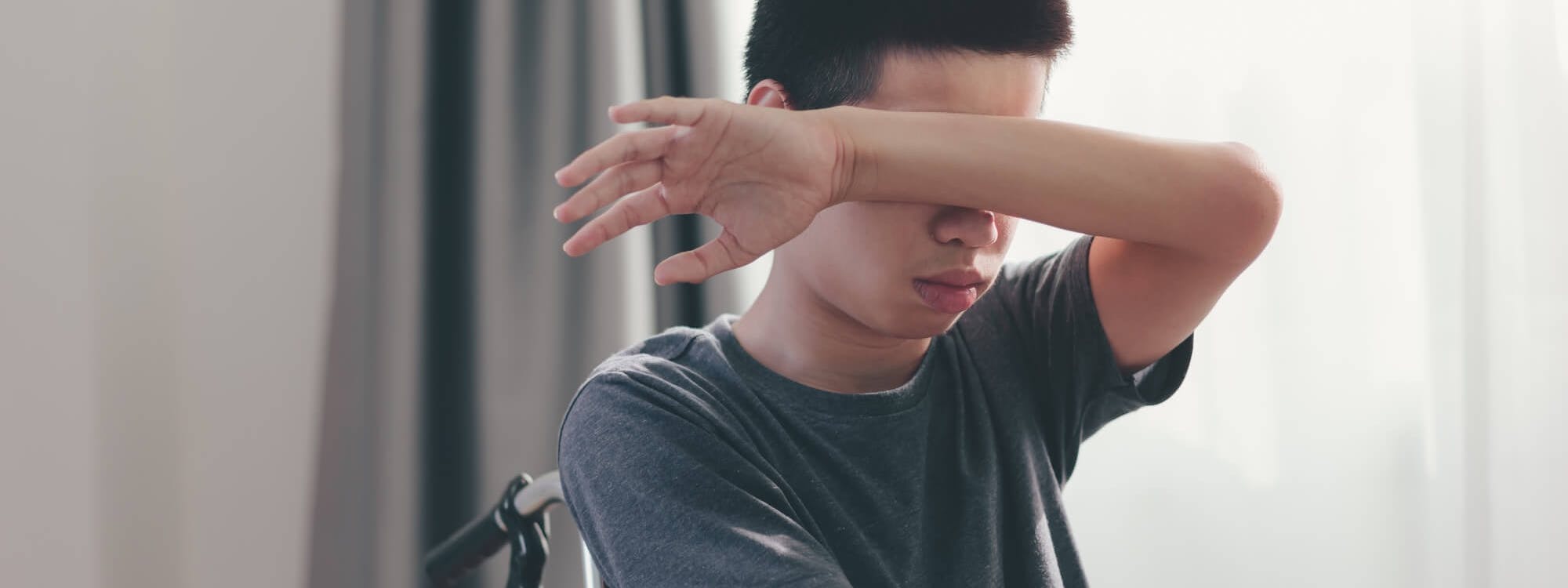 Junge mit Multipler Sklerose im Rollstuhl Junge mit Multipler Sklerose im Rollstuhl