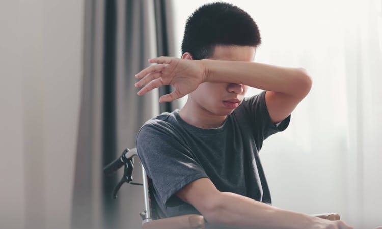 Junge mit Multipler Sklerose im Rollstuhl