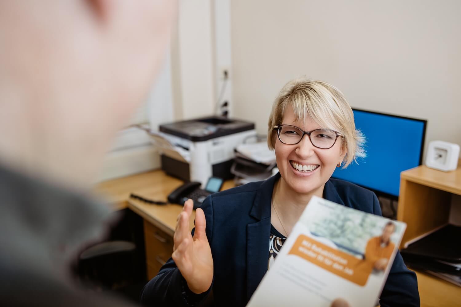 Mitarbeitern der Reha Klinik begrüßt Patient