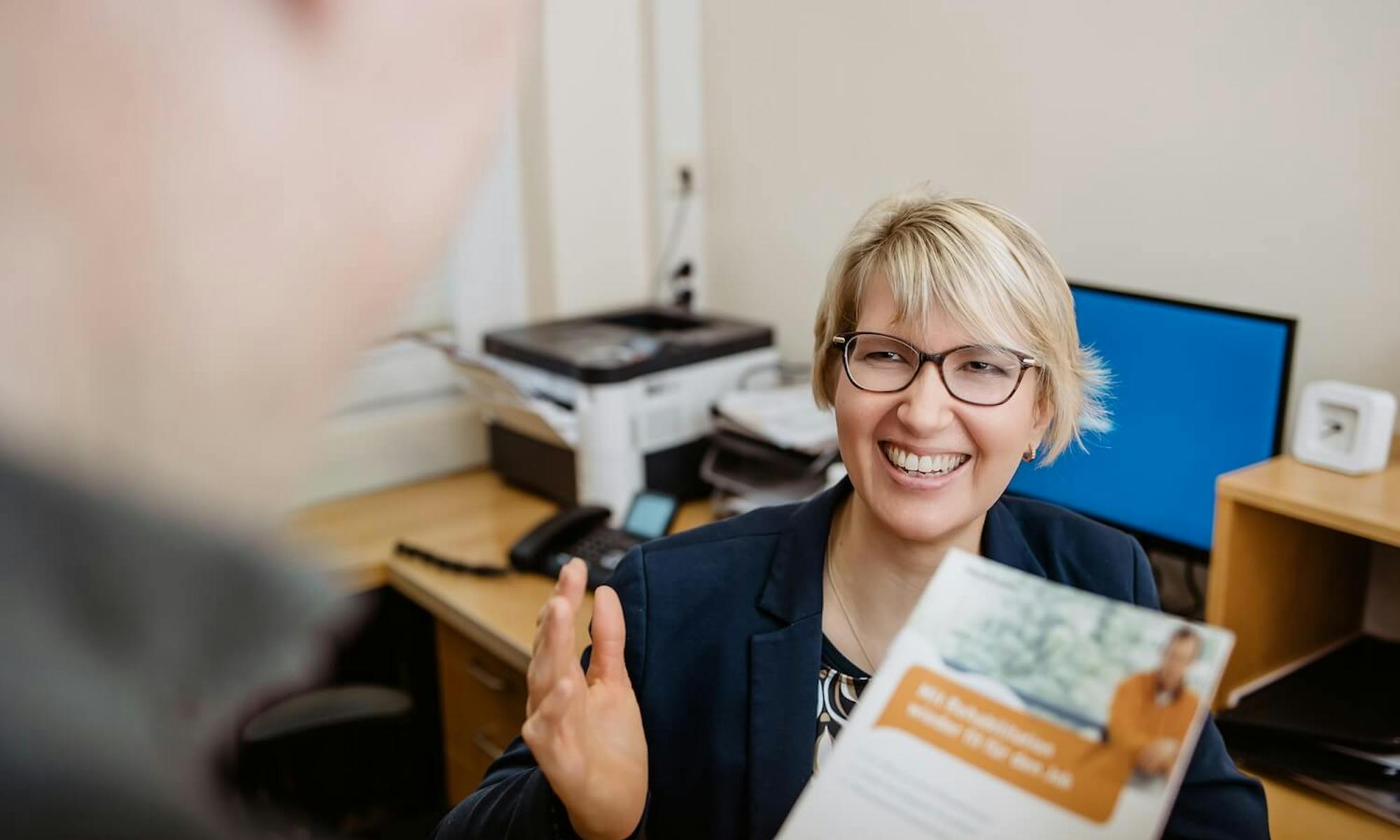 Mitarbeitern der Reha Klinik begrüßt Patient