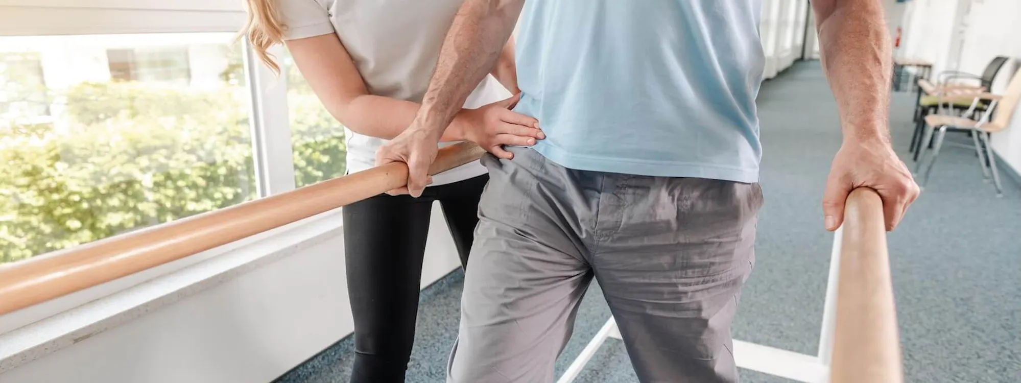 Physiotherapeut und Patient mit zerebellärer Ataxie bei einer Gehübung Physiotherapeut und Patient mit zerebellärer Ataxie bei einer Gehübung