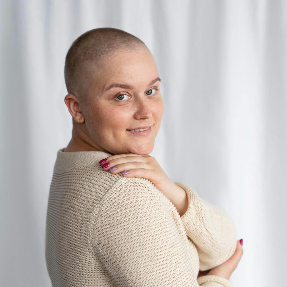 Krebspatientin hält ihre Hand auf die Schulter und schaut seitlich darüber