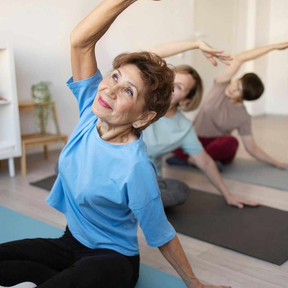 Drei Patientinnen beim Yoga im Rahmen der onkologischen Reha